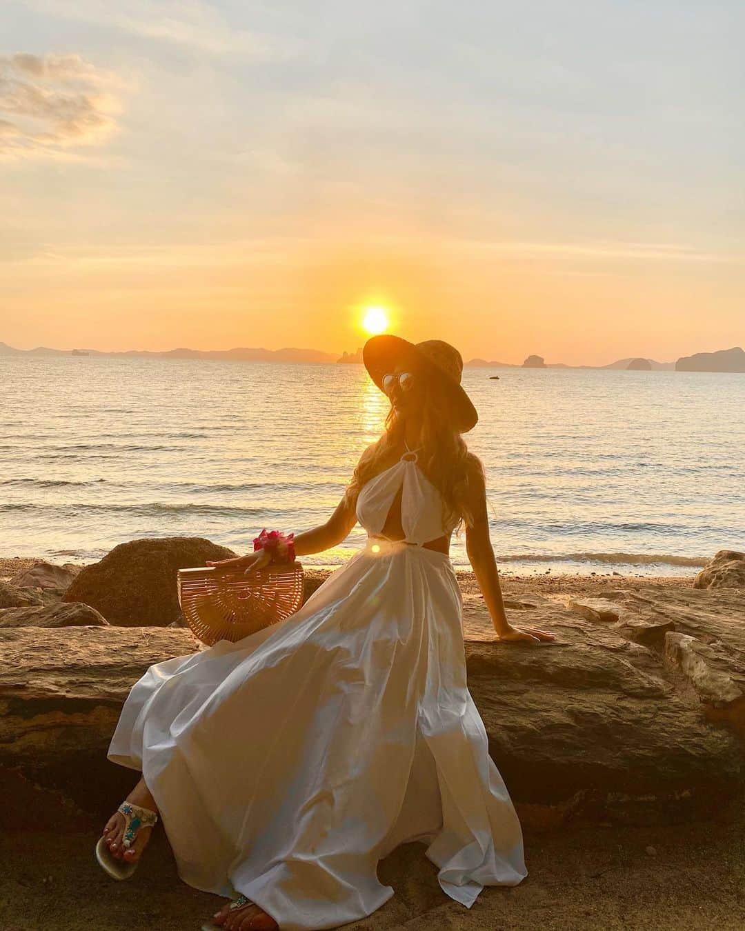 のインスタグラム：「また世界が落ち着いて 海辺で夕日を見れる日が来ますように🌏 . . #phiphiisland #krabi #thailand  #resort #resorthotel #sunset」