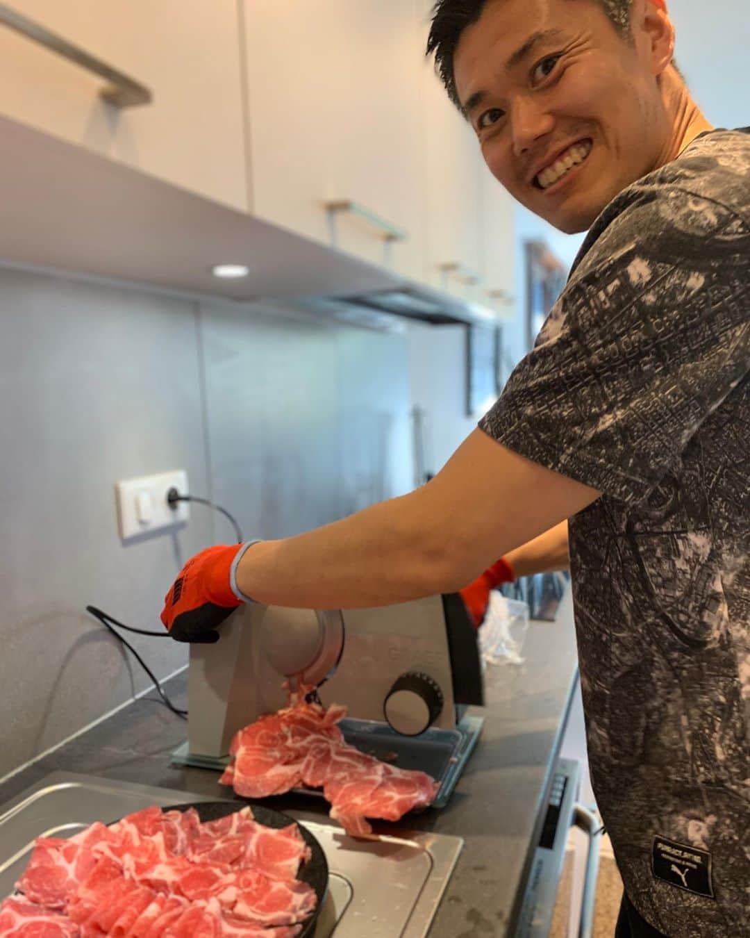 川島永嗣のインスタグラム：「Boucherie ajourd’hui🥩  シェフを通り越して肉屋になりました(笑)。 ヨーロッパは薄切り肉が売ってないので買ってきた肉を家で凍らせてカットしてます。  今晩はそのまましゃぶしゃぶ。  #stayathome#家にいよう」