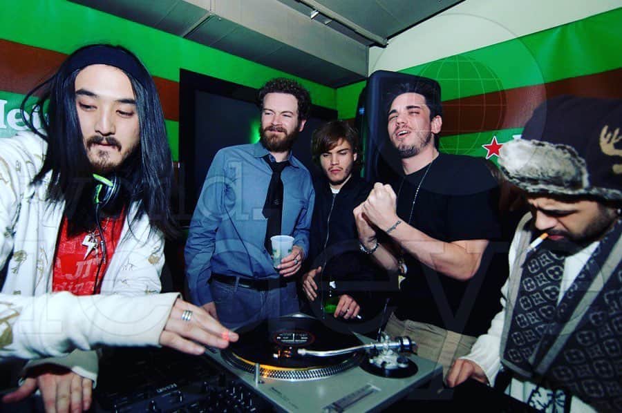 ダニー・マスターソンのインスタグラム：「Oh man what a night (that i cant remember). @steveaoki #djmomjeans #@djamlives and @jusske perhaps this is sundance? Think we played hour long sets each then went song for song. @emilehirsch holding down booth security while @tjjefferson was playing paparazzi. @jenniweinman u got details?」