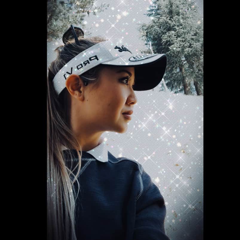 平野ジェニファーのインスタグラム：「I think I Definitely need some earrings here... • • • • • • #needearrings #progolfer #japan #instadaily #jewelry #fashion #profile #longhair #golf #happy #healthy #tourlife #instamood #beautiful #love #me #girl #nowheretogo #practice #fit #instafashion #spring #quarantine #socialdistancing #2020 #blonde #focus」