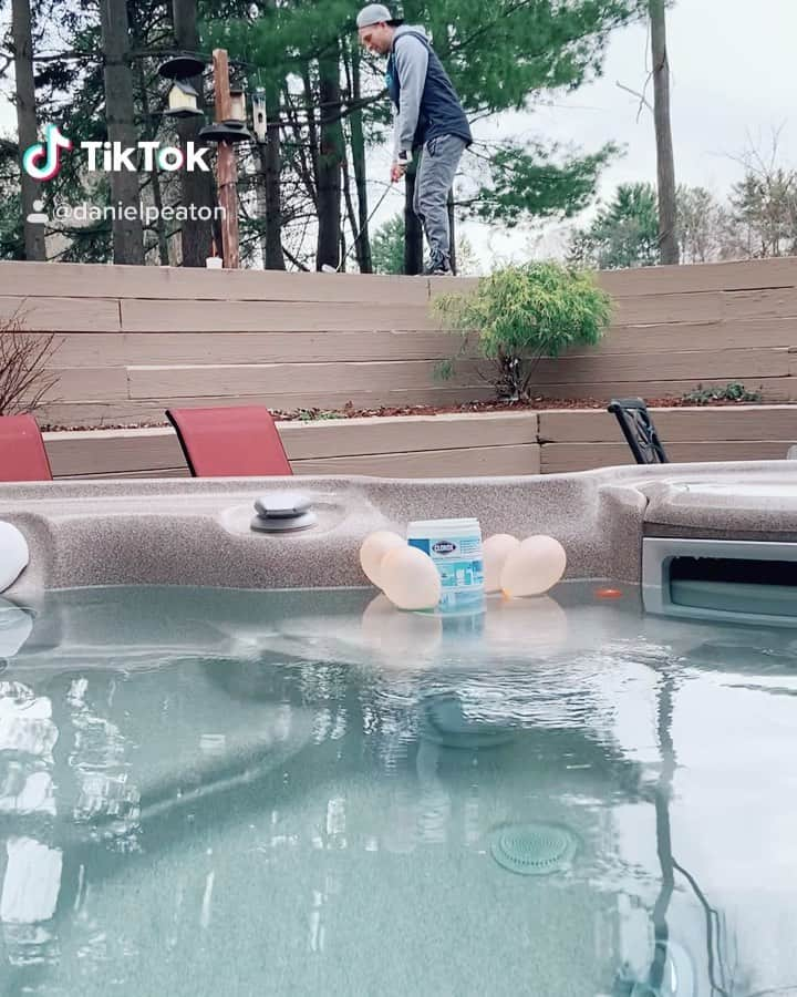 ダニエル・イートンのインスタグラム：「Golf Trick Shot Day 3 idea credit: @yuraxmin #golf #golfing #pgagolf #golftrickshot #quarantinelife @golf.kings_」