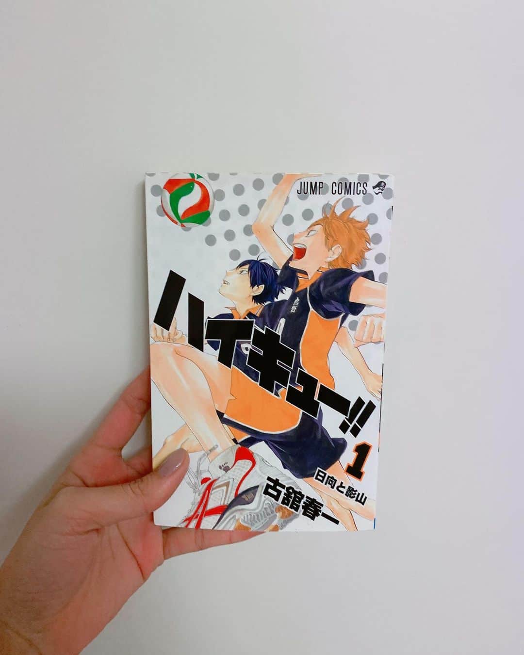 飯窪春菜のインスタグラム：「📚1日1冊漫画紹介📚 ・ ・ おうち時間、退屈している方や漫画をあまり読む機会のなかった方…様々な方に向けて漫画オタクの飯窪が厚かましくもご紹介させて頂きます☺️ 我が家の本棚にある漫画を1冊ずつご紹介〜🌸 ・ 記念すべき1冊目は 「ハイキュー ‼︎」です🏐 アニメ化、舞台化もされている大人気の作品です☺️ ・ ・ 男子バレーボール部のお話しです！ 私はあまりスポーツ漫画を読んでこなかったのですが、ハイキュー ‼︎を読んでバレーボールのルールを学び（←）、今では毎年春高バレーをチェックするようになりました💨 漫画でバレーボールの面白さを知り、実際のバレーボールにも目を向けるようになった、めちゃめちゃ影響を受けた作品です！ 個性豊かなキャラクターばかりで、主人公のいるチームだけでなくライバルのチームも応援したくなる様々なドラマが描かれています！ ハイキュー ‼︎にも「ジョジョの奇妙な冒険」のようなオリジナリティ溢れる擬音語があったり、「ワンピース」のような胸を熱くする名言がたくさん飛び出てきます。少年漫画のワクワクがぎゅっと詰まっているスポーツ漫画！ 私みたいにあまりスポーツに興味の無い人にも入りやすい描かれ方をされているので、男女問わず愛される漫画だと思います😆💓 ・ 大好きな作品なので1冊目から熱くなってしまいました…💭 ぜひ読んでみてください〜🏐🏐🏐 ・ ・ ・ #飯窪春菜のまんが紹介 #1日1冊  #漫画  #ハイキュー  #ハイキュー‼︎ #おうち時間  #はるなの毎日  #飯窪ってる」
