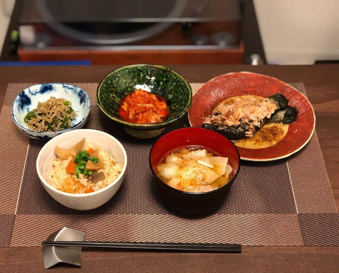 休日課長さんのインスタグラム写真 - (休日課長Instagram)「煮物余ったら炊き込みご飯にしたり豚汁にしたり。ナスの煮浸しは山椒振って、金七商店 @kaneshichi_jp の鰹節どっさり。」4月6日 22時36分 - kyujitsu_kacho