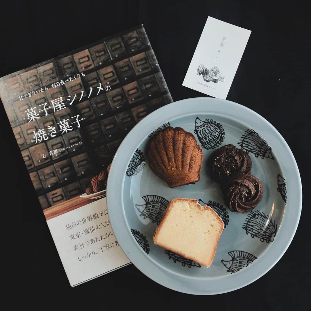 福岡聖菜さんのインスタグラム写真 - (福岡聖菜Instagram)「癒し。  バレンタインの時期に #菓子屋シノノメ　さんの レシピ本に出会い、 本の中のお菓子から溢れ出る雰囲気に 一気に引き寄せられたのです。  それから喫茶室があることを知って、 前回の投稿に載せた通り。  個性的だけど主張しすぎない ちょうどよく届く世界観。 一口食べると幸せになれる、そんな癒しの時間。  ウーロン茶マドレーヌ ショコラクッキー レモンケーキ  お土産に買って家族で食べたんだ✨ この中のレシピを全部作るのが目標〜 * * 皆さんの今の癒しの時間 教えてください☺️ * * #菓子屋シノノメ　#お菓子 #レシピ本　#stayhome #おうち時間」4月6日 22時31分 - seina___ff