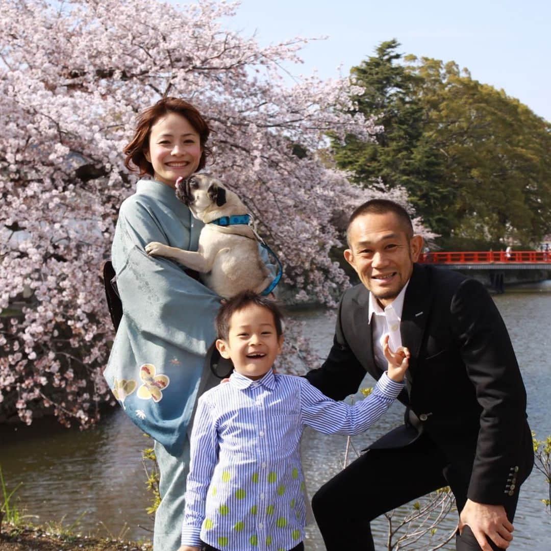 佐藤ルミナさんのインスタグラム写真 - (佐藤ルミナInstagram)「今日は息子の中学校入学式🌸2枚目は小学校入学時の写真。子供の成長は本当に早いですね。またすぐ休校だけどこのピンチを笑顔で乗り切りましょう😊🤙 Today was my son's junior high entrance ceremony.  But his school was closed tomorrow due to COVID19. #staypositive #smile #son #juniorhighschool #pug #puglife #chuckとharry」4月6日 22時34分 - ruminasato