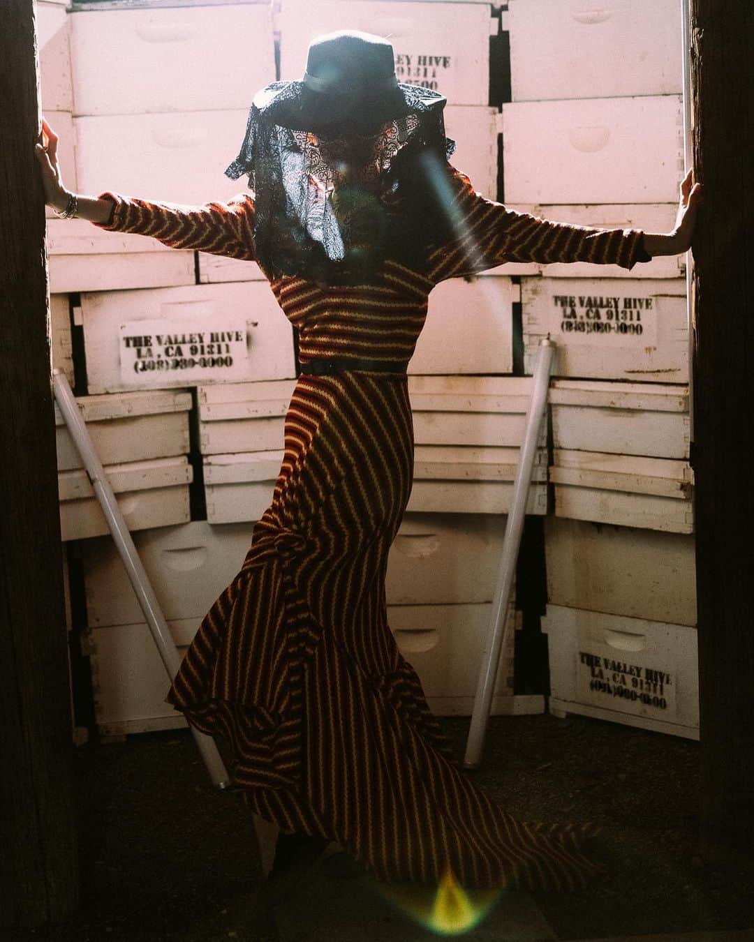 ニコール・リッチーのインスタグラム：「Saving bees, vegetables, & the world one bop at a time. #NIKKIFRESH is out now on @quibi 🎤🐓」