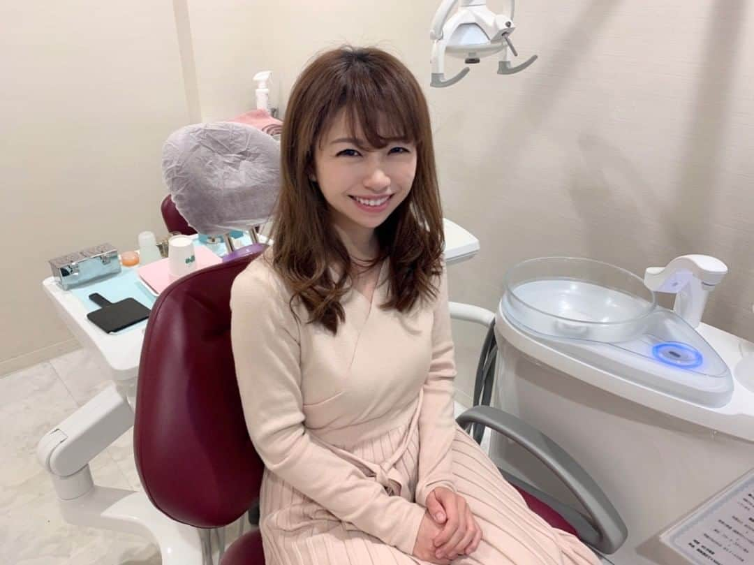 こままりえさんのインスタグラム写真 - (こままりえInstagram)「✴︎ My favorite dentist😁 . 定期的に行っている歯医者さん🦷 先日オフィスホワイトニングしてきました💓 妊娠中や授乳中は歯が弱くなると知っていたけど私もしっかり歯が弱くなってしまってて😅 親知らずに虫歯を発見したので タイミングを見計らって 抜歯と治療もお願いすることに🥺🥺 . 私にとっては重要な治療なので やっぱり信頼している歯医者さんで お願いするのが一番ですよね😍 . 審美と予防を中心とした 女性の診療に力を入れているクリニックは 個室だからとっても快適😌 相談しやすい先生だし子連れOKなので 行きやすくて嬉しいです💗✨ . #ホワイトニング #白い歯 #歯医者 #ブランデンタルケアクリニック #学芸大学 #歯科 #歯医者さん #審美 #予防 #美容 #個室 #子連れOK #ママ美容 #二児ママ #抜歯 #親知らず #虫歯 #虫歯治療」4月6日 22時45分 - komamarie