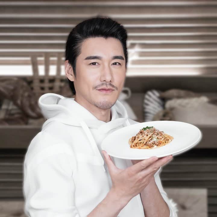 フー・ビンのインスタグラム：「I have been watching news daily to catch up what’s going on globally. Sadly the news aren’t optimistic. I have been contacting my friends from all over the world to see if they are doing okay and cheering them up during this “dark hour”. I figured I had to do something and making a pasta came up my mind. This is my first time making pasta and it turned out to be delicious! I hope you can virtually taste it and make you smile! Keep your face always toward the sunshine, and shadows will fall behind you!  #hubing #胡兵 #staysafe #stayhome #italy #pasta #china #staystrong」
