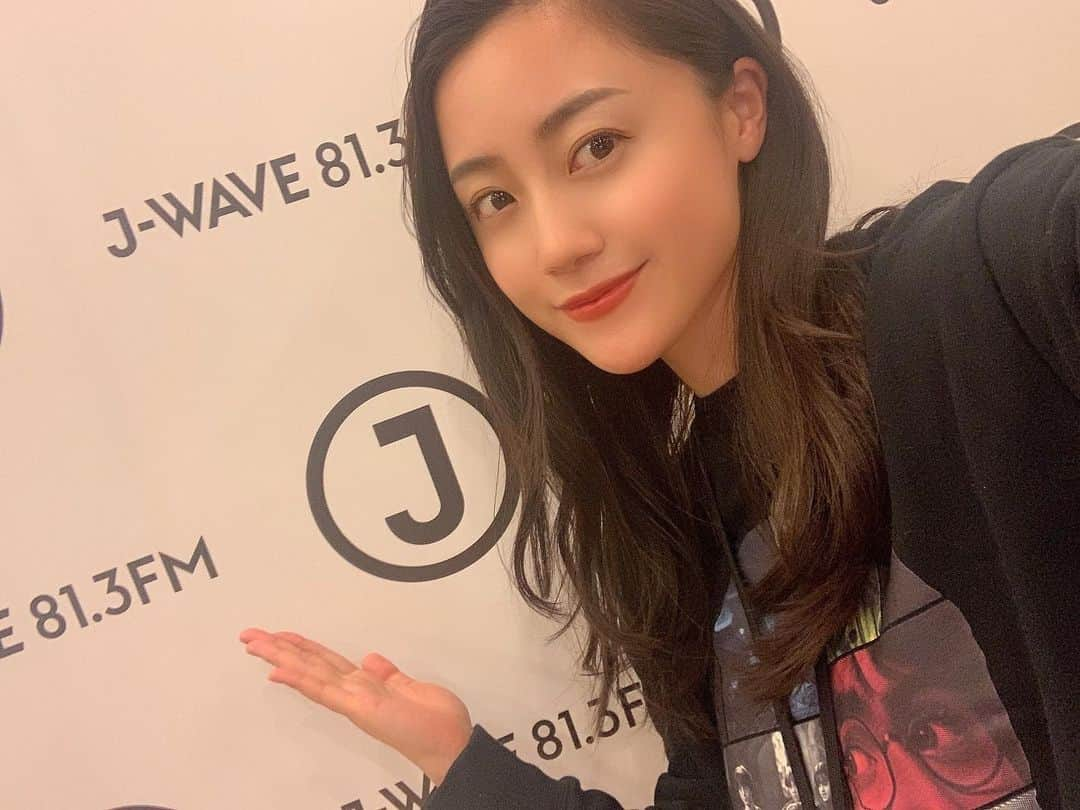 小林麗菜さんのインスタグラム写真 - (小林麗菜Instagram)「・ ・ 本日、 J-WAVE ZAPPA月曜日 武藤千春さんからバトンを受け継ぎ無事、初回放送を終えました！  いやぁ、あっという間だった。 ほとんど記憶ございません。 でも、楽しかった…！ ・ ・ 聴いてくださった皆様、 本当にありがとうございました。 ・ ・  普段そんなに緊張しないのに、結局緊張で一睡も出来ませんでした笑 ・ ・ 御守りとして大好きなハリーポッターのトレーナーを着て現場入りしたら、 マネージャーさんから 「あ、それ御守りですか？」 って。 即バレ笑笑お恥ずかしい… ・ ・ でも大好きなハリーポッターを着ないと気持ちが落ち着かないくらい手も足もガクガクでした笑 ・  始まったらアドレナリンが出て、 いつのまにか楽しさの方が勝ってしまったのですが。 ・ ・ 初回放送だし、 受け入れてもらえなかったらどうしようと不安だったのですが 何十通ものメールやメッセージが届いて生放送中なのに泣きそうになりました。  時間の都合上、放送内では2通くらいしか読めなかったのですが、終わった後1通1通じっくり読ませて頂きました。 全部温かいお便りばかりで、すごく背中を押されました。  一生の宝物です。　 本当にありがとうございます。  元々ラジオを聴く事が好きでよく聴いていたので自分の声が皆様の元へ届いてるんだと思うと、込み上げてくるものがあります。  番組内でもお伝えしたのですが、 １月末に別所哲也さんのお留守番ナビゲートで大先輩の山中タイキさんとラジオをやらせていただいたのですが、それが人生初のラジオだったんです。  こうしてまたJ-WAVEさんでお仕事出来る日が来るとは夢にも思いませんでした。  まだまだ未熟者ですが、 しっかり番組に貢献できるよう、 そして何より！ 月曜日、皆様に素敵な朝をお届け出来るよう 精一杯頑張ります！  これからよろしくお願いします🌻🦋 #jwave #ZAPPA #radio #月曜日」4月6日 22時42分 - reina_kobayashi