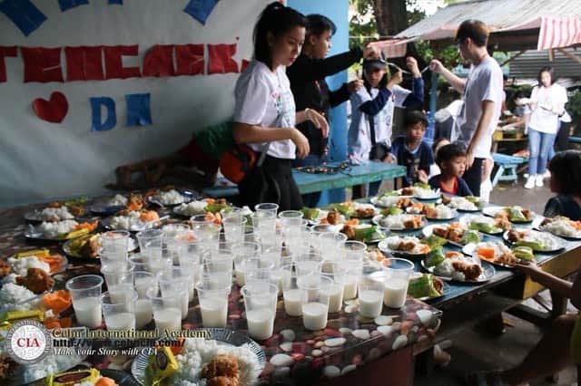 笠原美香さんのインスタグラム写真 - (笠原美香Instagram)「フィリピンの知り合いから... フィリピンでは外出してて警察に見つかると射殺されるらしい。まぢか。 #写真はボランティアしに行ったときの元気な子供達との写真 #世界的にも収束したらまた行きたいなあ」4月6日 22時44分 - mika.k419