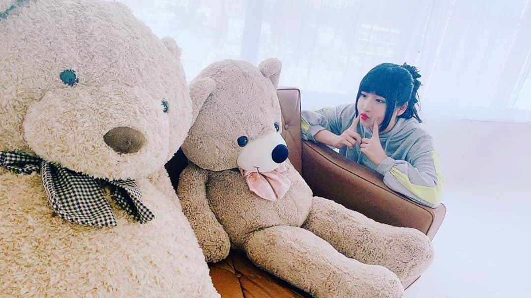 りりりのインスタグラム：「🐻♡めちゃくちゃかわいいみこちゃんオフショ♡春のわたちゃん最高♡みきなつみさんの歌声一瞬でファンになりました♡ ・ ・ ・ #りりり #みきなつみ #七河みこ #わた #喘息さん #ハクシ #君にだけバレて欲しいな #MV #見てね #おやすみ #早寝早起き」