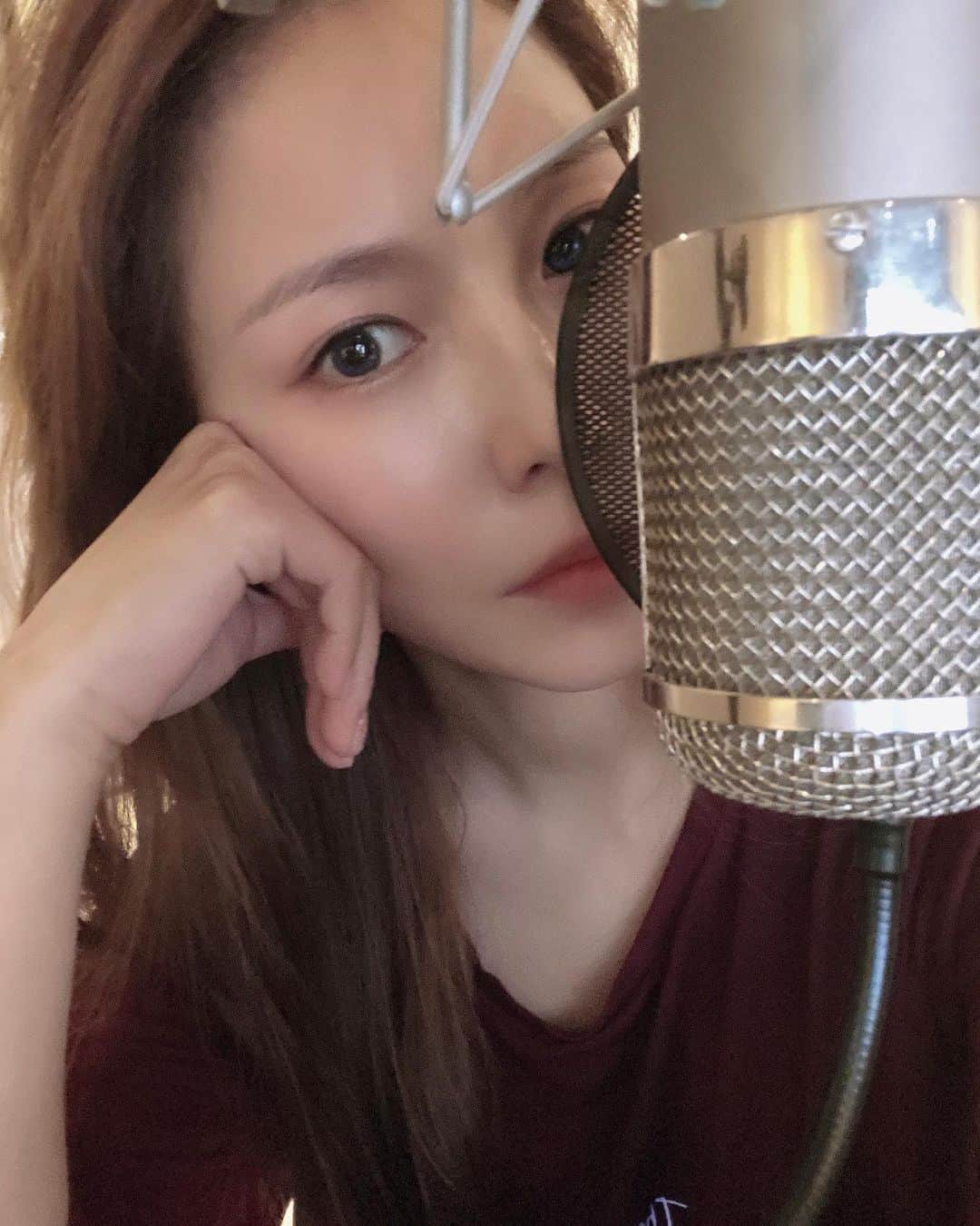 BoAのインスタグラム：「오늘 좀 작업 잘되는듯 😎 좋은 곡 만들고있을꾸마 👍」