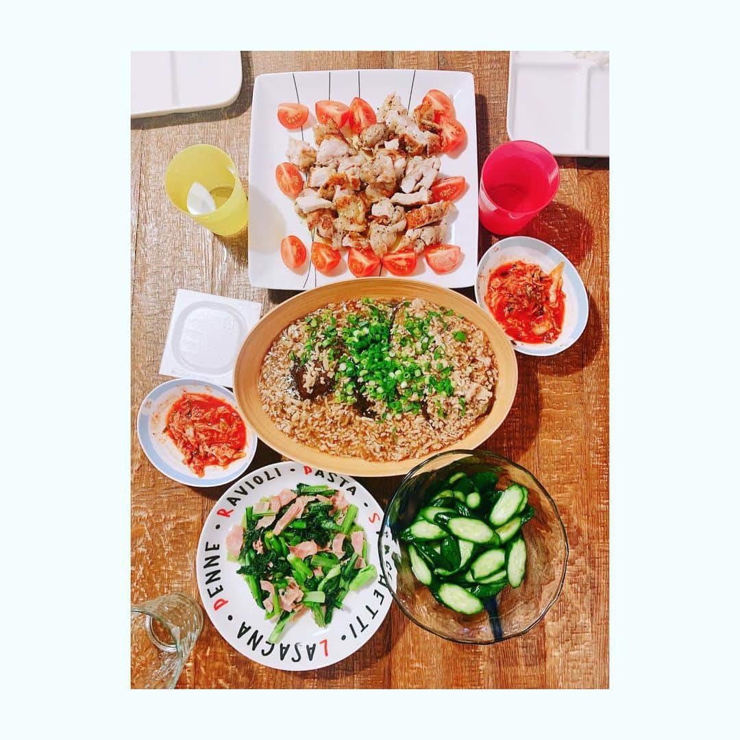 若林翔子のインスタグラム：「. . 晩ごはーん！  写真がごはんしかないっす😅 . #晩ごはん　#鶏肉のバジル焼き #茄子の揚げ浸し的な #小松菜炒め　#キムチ　#納豆　#つけもの」