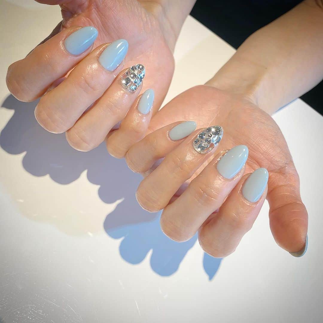 RUBY&ONYX by Kanako Miuraのインスタグラム：「bijoux✨ ・ ・ ・ 営業時間に変更がある可能性がございます。 お問い合わせください✨  お子様もお隣に座れるルームや個室もございます💡 ・ ・ 🌿月額制もやってます🌿 ○プレミアム会員(ハンド&フット)¥29,800(税抜)・ ○ハンドレギュラー会員¥14,800(税抜)・ ○フットレギュラー会員¥14,800(税抜)・ ・ それぞれ全てのメニューが月に何度でもご利用頂けます。  ご予約、お問い合わせはDMまたは 0354595882 LINE ID：@ rubynail までお気軽にどうぞ💫 #daikanyama#nailsalon#nail#gelnail#rubyandonyx#handnail#mode#cool#unicorn #menscare#ART#springnails#メンズネイル#メンズケア#定額制ネイル#通い放題#ジェルネイル#ネイル#ノーサンディング#ショートネイル#代官山ネイルサロン#トレンドネイル#ビジューネイル」