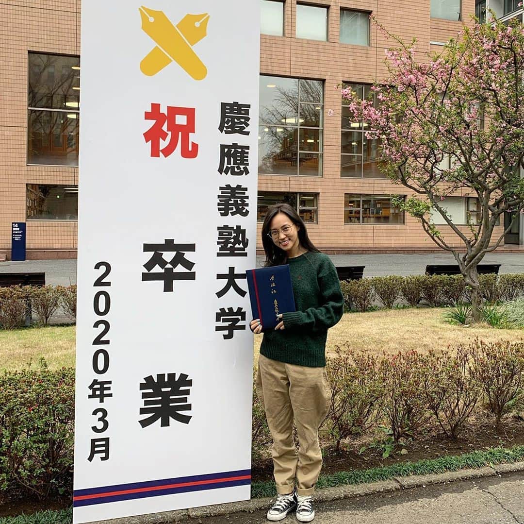 のインスタグラム：「送らせばながら、1ヶ月程前に、袴とは程遠い格好(すっぴんダル気)で卒業証書を取りに行きました！🌸笑 (写真を撮るときだけもと、せめてマスクを外してみました)  無事慶應義塾大学文学部を卒業しました！  新型コロナウィルスの影響で、卒業式は中止になってしまったのですが、 私にとっての休学期間を含めた5年間はとても実りのあるものだったので、 終わりよければ全て良し！を覆した気がします！笑  授業も、だんだんと一つのことを掘り込む楽しさに気付いたり、  ミス慶應ミス日本に出さして頂いたり、 休学してニューヨークの新聞社にインターンしに行ったり、 たくさん国に訪れ、語学や人間に触れたり、  サークルに入ってはみたけど、もっと色々なことがしてみたいと思い辞めちゃったけど、 本当に自分の世界を広げられた5年間でした🌸  学生生活で学んだことを糧に、これからも頑張ってゆきます！  #卒業　#大学生　#慶應義塾大学」