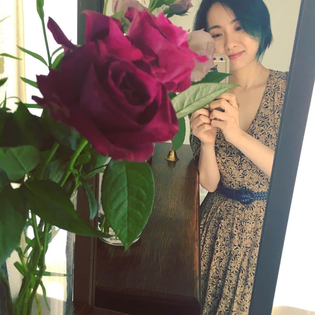 今村沙緒里のインスタグラム：「Hair color🦜 エメラルドグリーン！ ちょっと、入ってます☺︎ わかるかな…？ 1週間くらい経過。 本当はターコイズブルーのはずが🦋 美容師さんに 髪色写メを送る約束なので ちょこちょこ実験観察します🧪 毎日の気持ちに、彩りを＊ ・ My hair color changed green！ Color change my everyday🌈 ・ #color #hair #change #green #flower #머리스타일 #녹색 #髪色 #チェンジ #カラー #エメラルドグリーン #ターコイズになるかな💎」