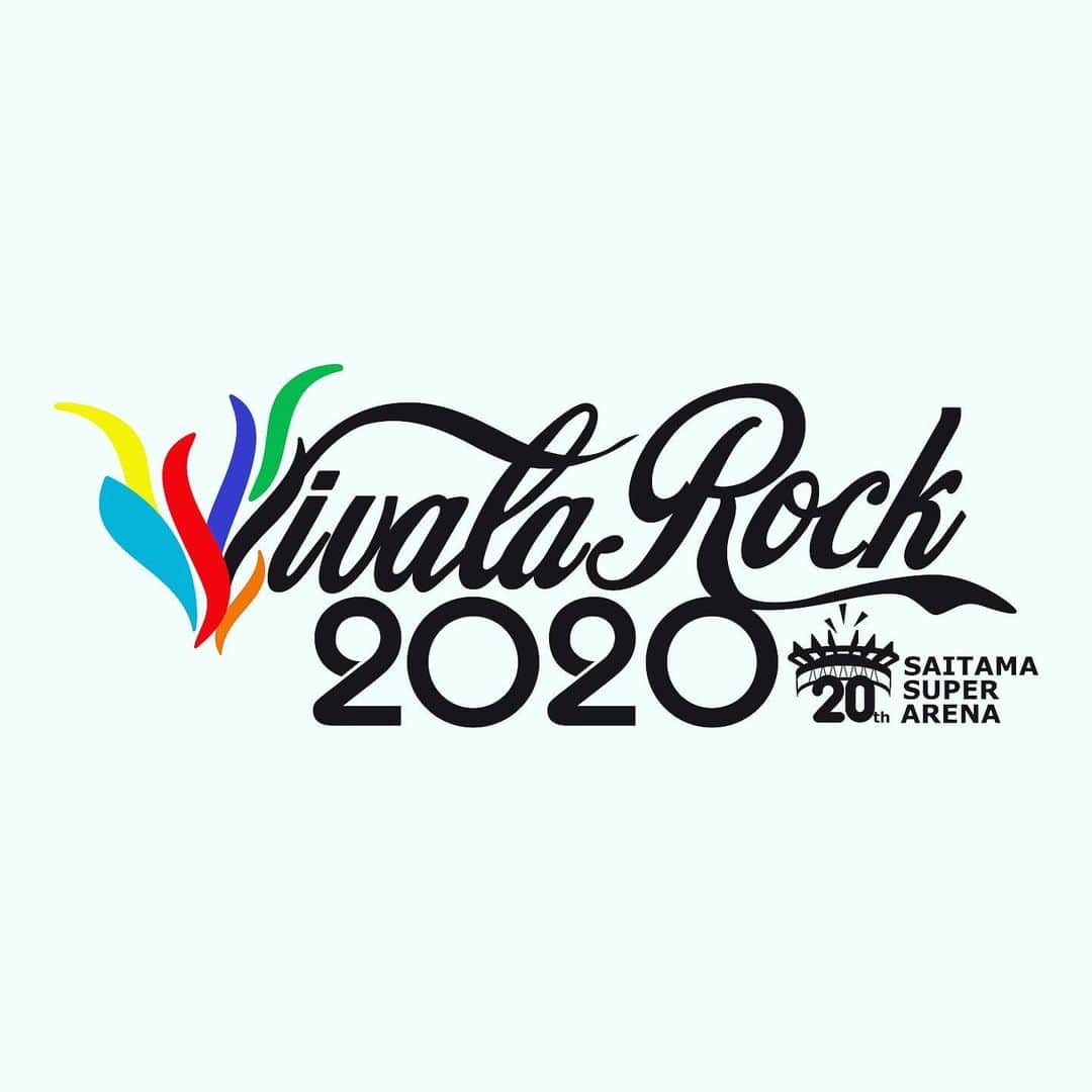 鹿野淳のインスタグラム：「‪ VIVA LA ROCK 2020のゴールデンウィーク開催の断念を発表しました。  まだもがくのかと呆れられるほど模索を続けましたが、この選択以外は無い状況になり、発表致しました。  ゴールデンウィークでの開催および何らかの発表を待っていた皆様、この度は誠に申し訳ございません。 出演アーティストおよび関係者の皆様、貴重な機会を頂いていたにも関わらず春には形に出来ず、誠に申し訳ございません。  チケットに関しては、3月に入ってから突然今までにないほど売れ行きが低くなり、現在は例年の今頃と比べて1日の購入数が2桁も少ない日まで出て来ていました。  ただ、こんな状況下にもかかわらず、今日も何十人もの方々がチケットを買い求めて下さってるんです。中には4日通し券を買ってくださった方までいます。 僕はその方がどんな気持ちで購入されたのかを心の底から知りたいし、何の心配もない中でその方達と朝までとことん話し合いたいたくてたまりません。きっとそんな時がやって来ると信じています。  本当に皆様、ありがとうございます。感謝に絶えませんし、毎日極上の力と勇気を頂いていました。 だからこそ大変申し訳ない。  まだ今年のビバラをフィニッシュさせない選択をとりました。 引き続き状況を見詰めながら、7月下旬から8月初頭にかけて、さいたまスーパーアリーナでの延期開催に向け、強い気持ちと共に粘らせてもらいます。  無念さよりも、この先に視線と手足を向けながら、まずは手も口も消毒などの予防に励み、なるべく足を裸足で休ませます。 今はまず、自分のためにも周りのためにもご自愛ください。そして、どうかこれからもVIVA LA ROCKをよろしくお願いします。 きっとーー。」