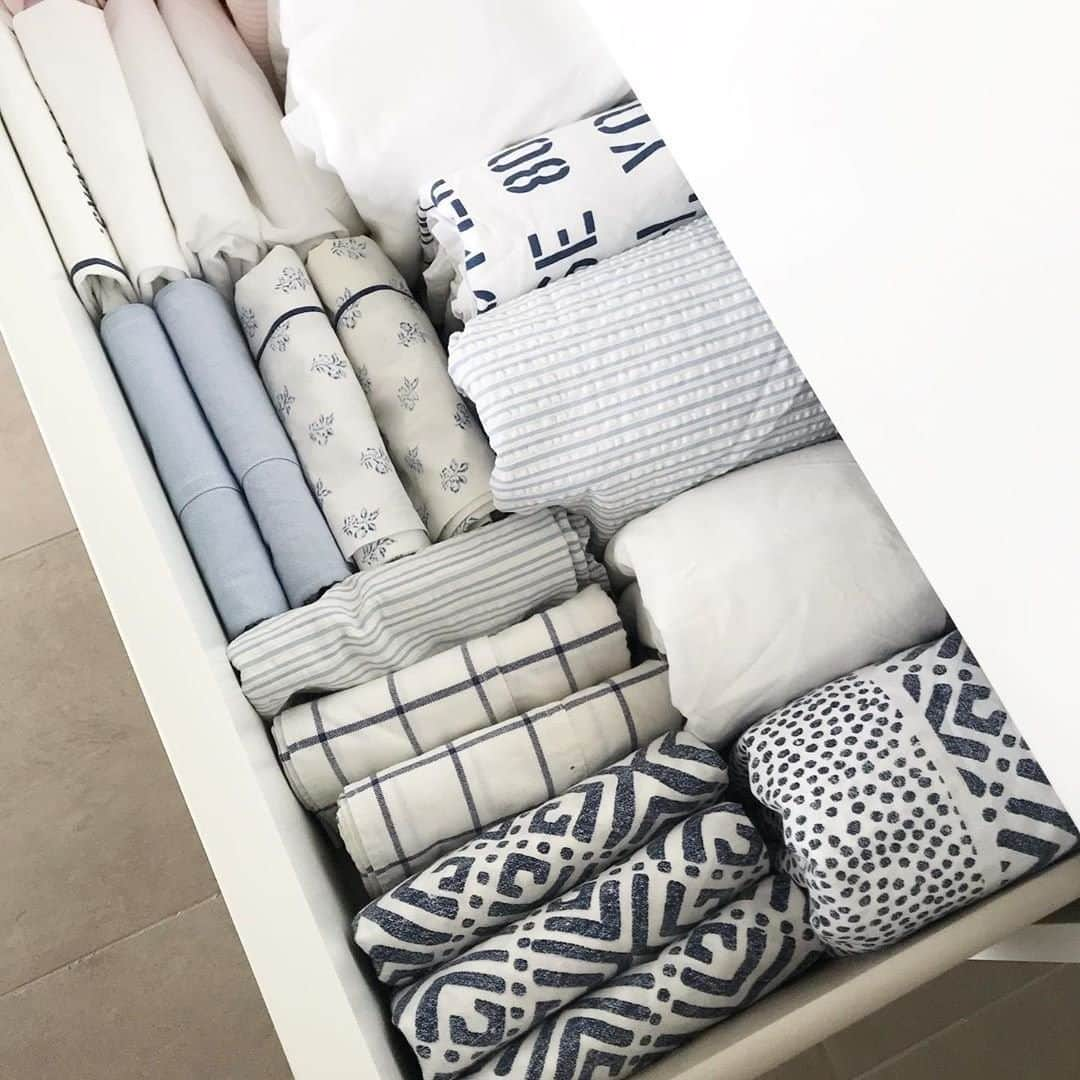 近藤麻理恵さんのインスタグラム写真 - (近藤麻理恵Instagram)「Folding a fitted sheet seems to trouble many people when in fact, it’s quite simple! I show you a step-by-step guide at the link in my profile. Photo by @vesna_beinspired.」4月6日 23時35分 - mariekondo