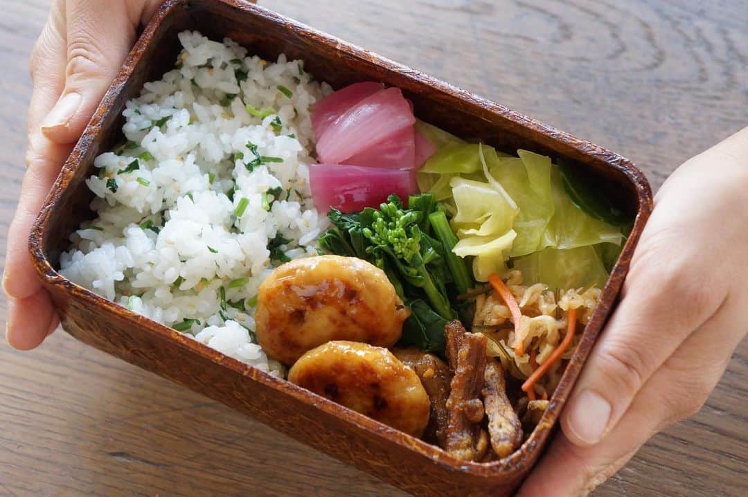 鈴木あすなのインスタグラム：「. Tableforがつくる「季節のお弁当」。 . こんなときだから栄養のあるものを食べてもらいたい。 . ●決めていること 1.栄養バランスが整っていること 2.旬の食材を使用する 3.国産食材を使用する 4.昔ながらの製法で作られた厳選調味料を使用する 5.添加物は使わない . 衛生管理を徹底して、心を込めて一から手作りします。 . 調味料は天然醸造醤油、本みりん、粗糖、天日塩、太白ごま油など、大切な人に安心して食べてもらえるように身体に優しいものを選んでいます。 . 次回のお弁当販売は 4/10(金)、23(木)を予定しています。 30個限定なのでお早めに来ていただけたらと思います。 . ●場所 名古屋キッチュエビオ 1階 お弁当コーナー . ●販売時間 12:00ごろ〜 なくなり次第終了します。 . 4階のアトリエで作りたてを1階に運び、販売いたします。作り立ての美味しさを是非味わいにいらして下さい。 感想やご要望などもお待ちしています！ . #名古屋キッチュエビオ#お弁当#名古屋お弁当#管理栄養士#料理研究家#旬#春野菜#春のお弁当#季節のお弁当」