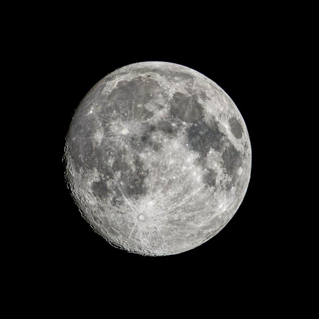 KAGAYAさんのインスタグラム写真 - (KAGAYAInstagram)「空をご覧ください。 高く小望月が輝いています。 （写真は先ほど望遠鏡を使って撮影したものです） 満月はあさって4/8です。 今日もお疲れさまでした。 #moon」4月6日 23時40分 - kagaya11949