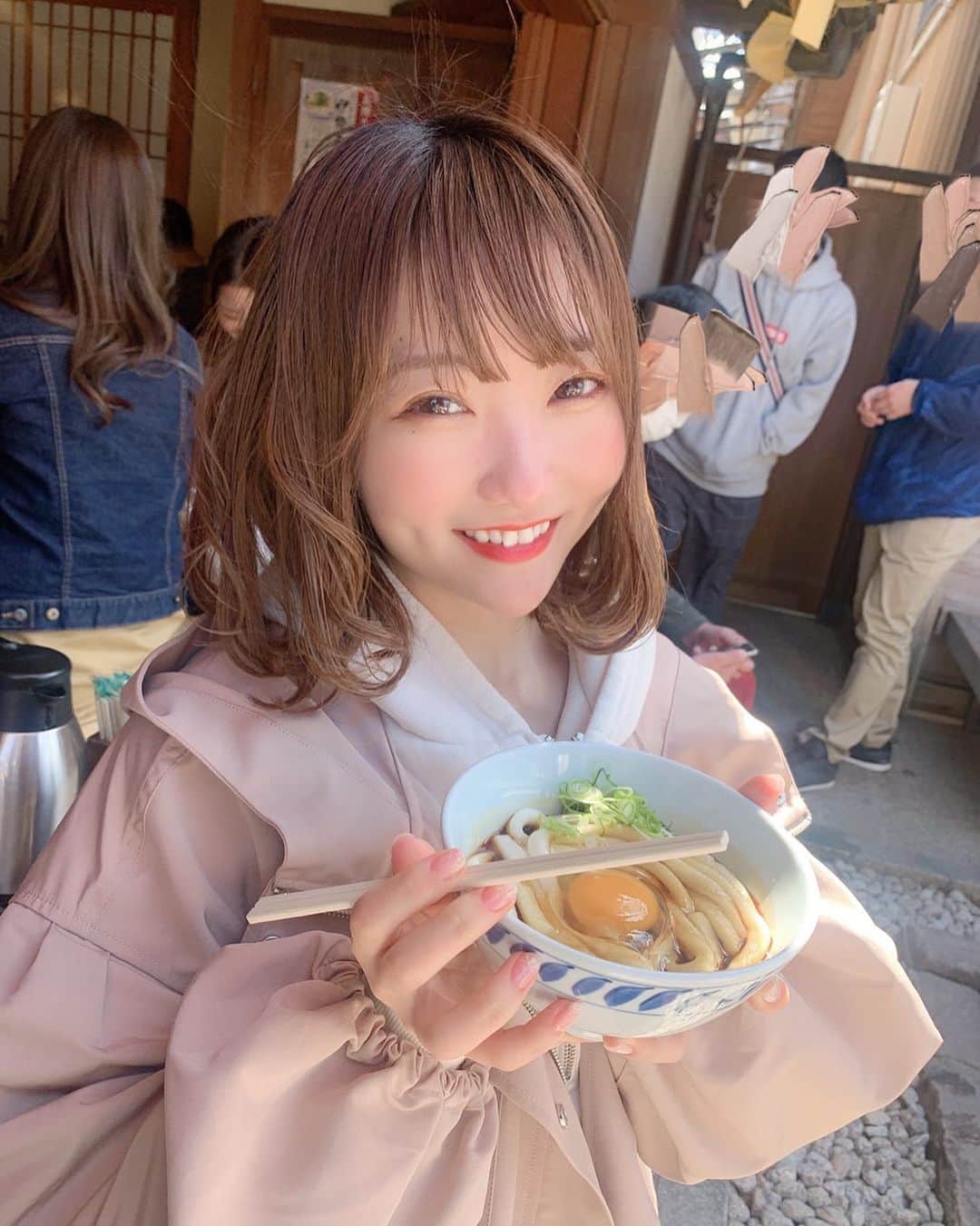 夏川愛実のインスタグラム：「﻿ ﻿ ﻿ だいぶ前になっちゃったけど﻿ 伊勢で食べた伊勢うどんちゃん🍳﻿ ﻿ ﻿ 髪の毛でわかる時系列のおかしさ、、笑﻿ ﻿ ﻿ #伊勢#伊勢うどん#おかげ横丁﻿ ﻿」