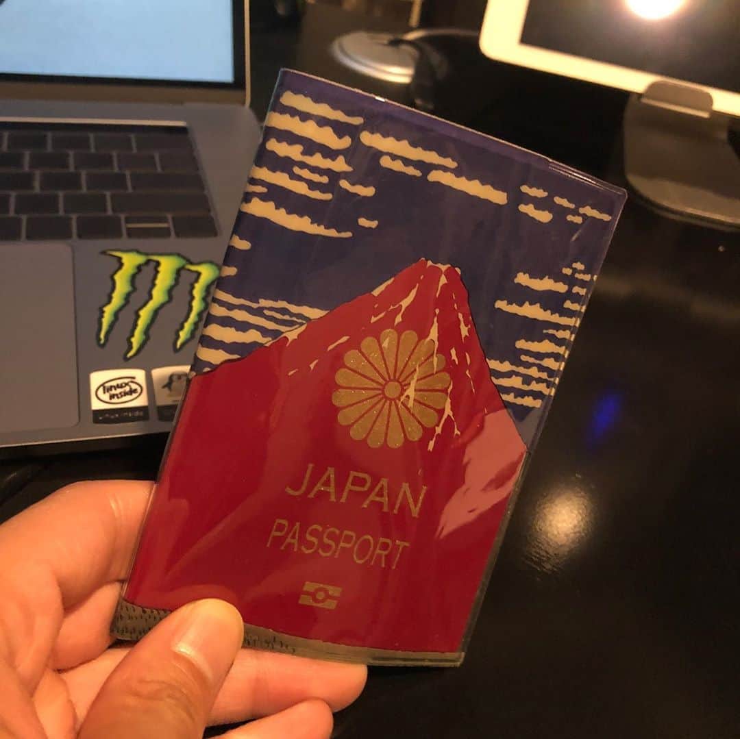 のインスタグラム：「. パスポートケースげっと(°∀°) . 赤富士がいいでしょ(ง•̀_•́)ง . . . しかし、当分は使うことないやろなー( ꒪⌓꒪) . . . #trip #travel #旅行 #旅行好きな人と繋がりたい  #photo #写真 #写真男子 #写真女子 #写真好きな人と繋がりたい  #ファインダー越しの私の世界  #おもしろグッズ」