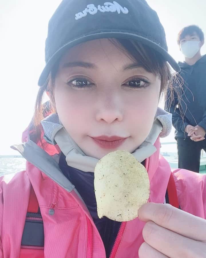 里美ゆりあのインスタグラム：「とりあえずポテチ(´O｀) おやすみなさい❤  #ポテチ #船上 #漁船」