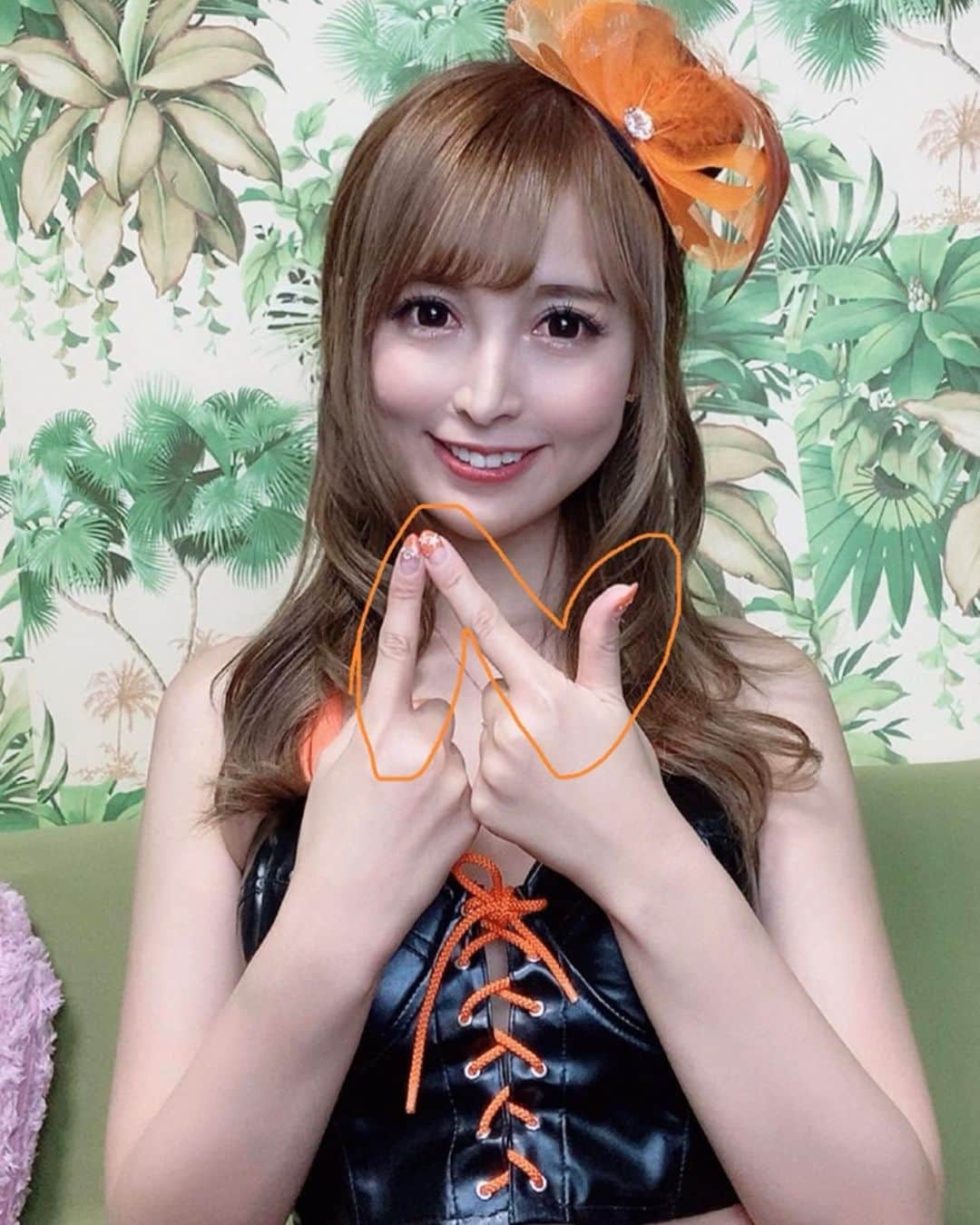 葵井えりかのインスタグラム：「今年リーダーを務めるS耐75号車 Team Noahのコスお披露目でした！ みんな各々大変な中、ご参加頂いた皆様に感謝でいっぱい。 本当にありがとうございました！！ チームカラーのオレンジと、黒✨ 2016年を知ってる方は少し懐かしさを感じるコスです。 個撮開催については本当に本当に悩んだので読んで3枚目を読んで頂ければと思います。 . 本当はサーキットでお披露目したかった！！今年はリーダーだから頑張るって決めてたし、皆が楽しめる企画たくさん考えてたし辛いです。 一般的には不要不急のお仕事と見られがちでも、その仕事をしている人にとっては大事なお仕事で、皆がしてるお仕事と同じで生きる為の手段でもあります。 出歩いたり、飲み歩いたりしてるわけでもないのに、お仕事をしているだけで叩かれるような風潮は辛いですね😢 それでも、色んなことに憤りを感じながらも、色んなリスクを考えて、4月いっぱい、自粛させていただきます。 . NoahのNポーズ作ってみたよ😊 大事な大事な応援してくれる皆に、何かあったら絶対やだから、会えない間も気をつけて過ごそうね。 私は絶対に負けません。 #レースクイーン #葵井えりか」