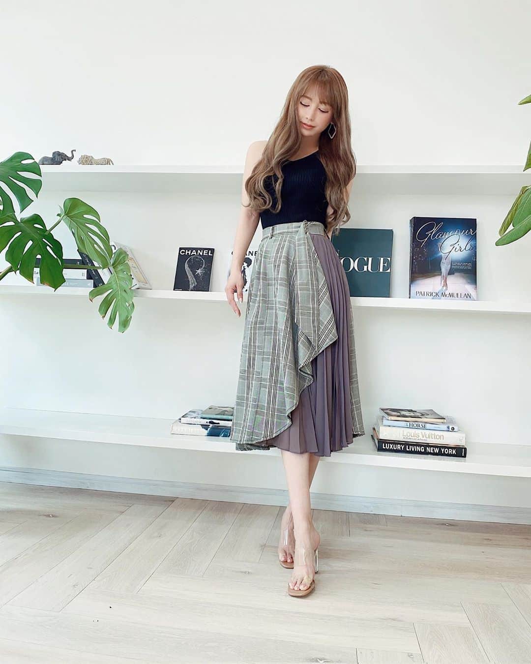 のインスタグラム：「🤍✨ ・ ・ 今日発売した お気に入りスカート☺︎ プリーツたっぷり 歩くたびにフワリと 女性らしく軽やかに揺れて  とっても素敵で 私も もちろんget♡ ・　 ウエスト位置高めの美バランス✨ ・ このスカートを穿いて 早く外を気持ちよく歩きたいな👠 ・ 今日も沢山のご注文を 本当にありがとうございました♡ ・ おやすみなさい🌙」