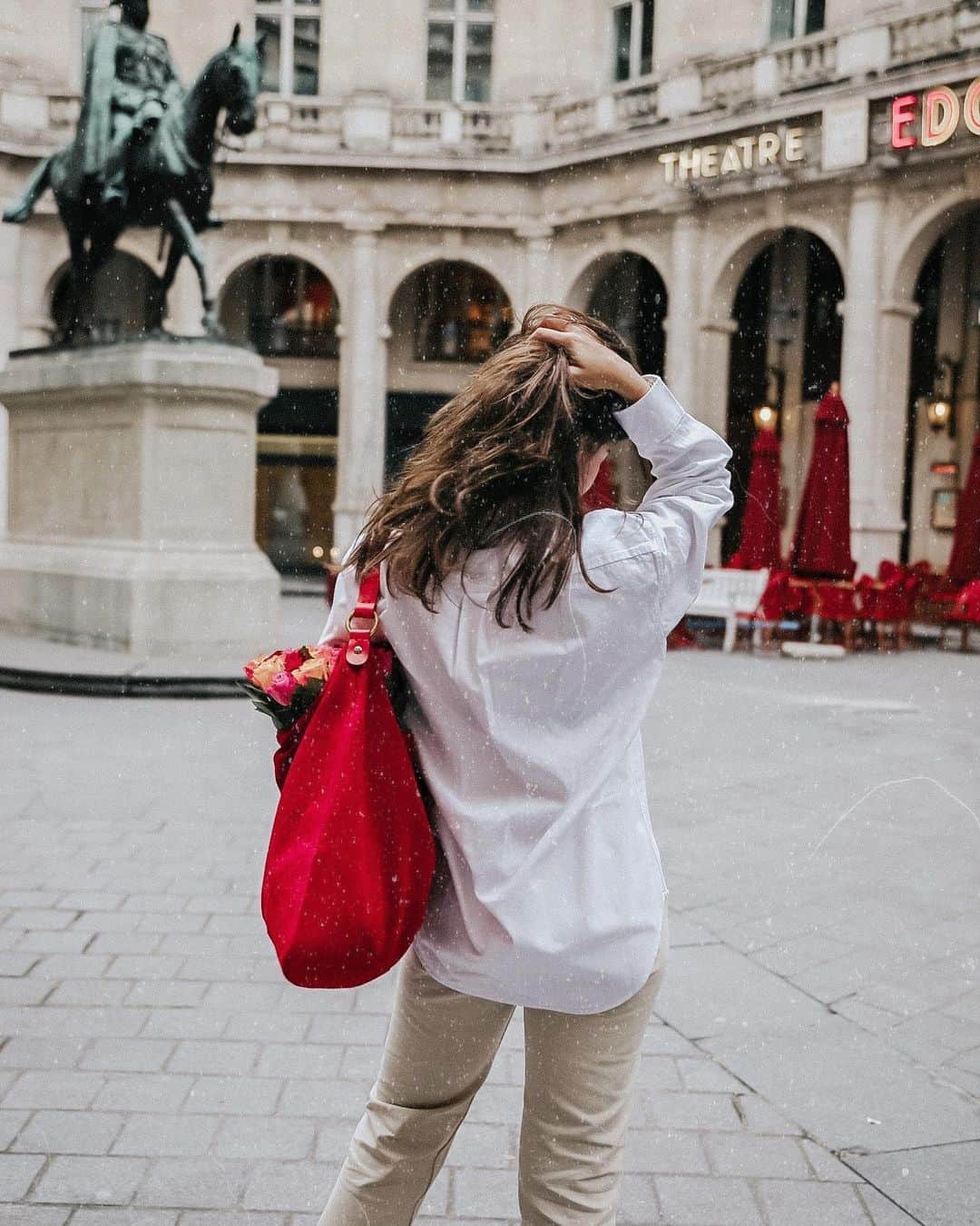 イルビゾンテのインスタグラム：「A girl and her Il Bisonte bag: a modern love story. ☆ #ilbisonte #leatherbag #madeinitaly #accessories」