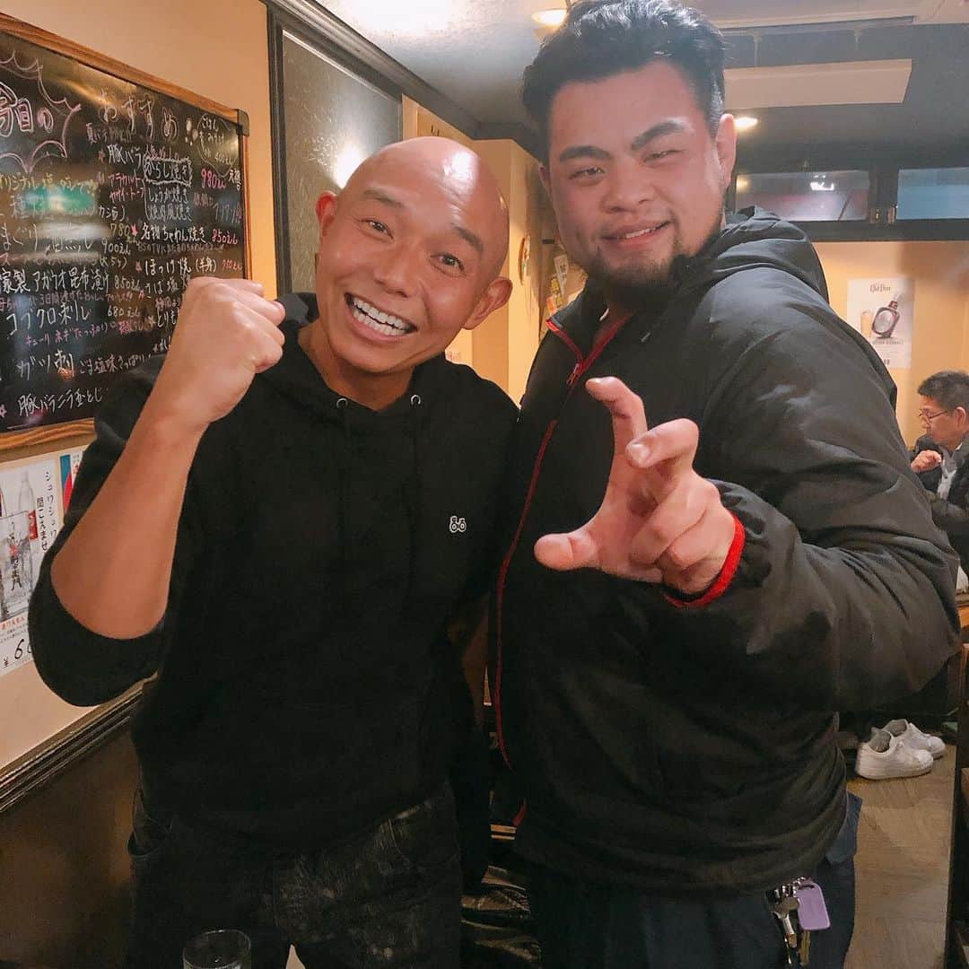 そうすけのインスタグラム：「事務所の同期インスタントジョンソン ゆーぞーのギャグ『おつかれちゃ〜ん』と同じお店に以前行った時 最近よく観に行かせてもらっている 『ジャストタップアウト』というプロレス団体に所属している武蔵龍也選手に偶然出会った！ 元々野球部だったらしい やっぱり元野球少年は色んなスポーツで力を発揮するんだと思う 野球はキングオブスポーツ！  #野球 #プロレス #ジャストタップアウト #武蔵龍也選手  #元野球部 #色んなスポーツに共通する動き #野球最強説 #インスタントジョンソン #太田プロ #同期 #おつかれちゃん #トリオ #いい歳の取り方 #いつまでも仲良く #サブロクそうすけ」