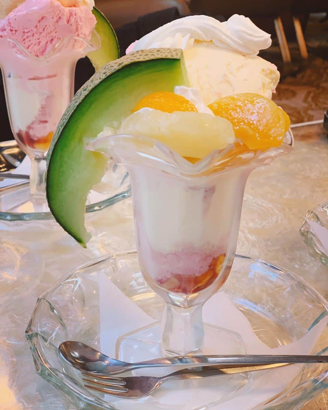 沢口千恵のインスタグラム：「いつかのパフェ。  パフェというより 懐かしのアイスと缶詰フルーツの 盛り合わせかな。  その名も『セレナーデ』 この姿がセレナーデなんて なんてそそるネーミングなのだろう。  大人３人で頼んだセレナーデ 嗚呼、愛しの、セレナーデ。  そうそう。 めかぶのサンドウィッチも最高だった。  めかぶの歯応えとぬめりが 薄いパンで際だって。  #東中野 #ルーブル」
