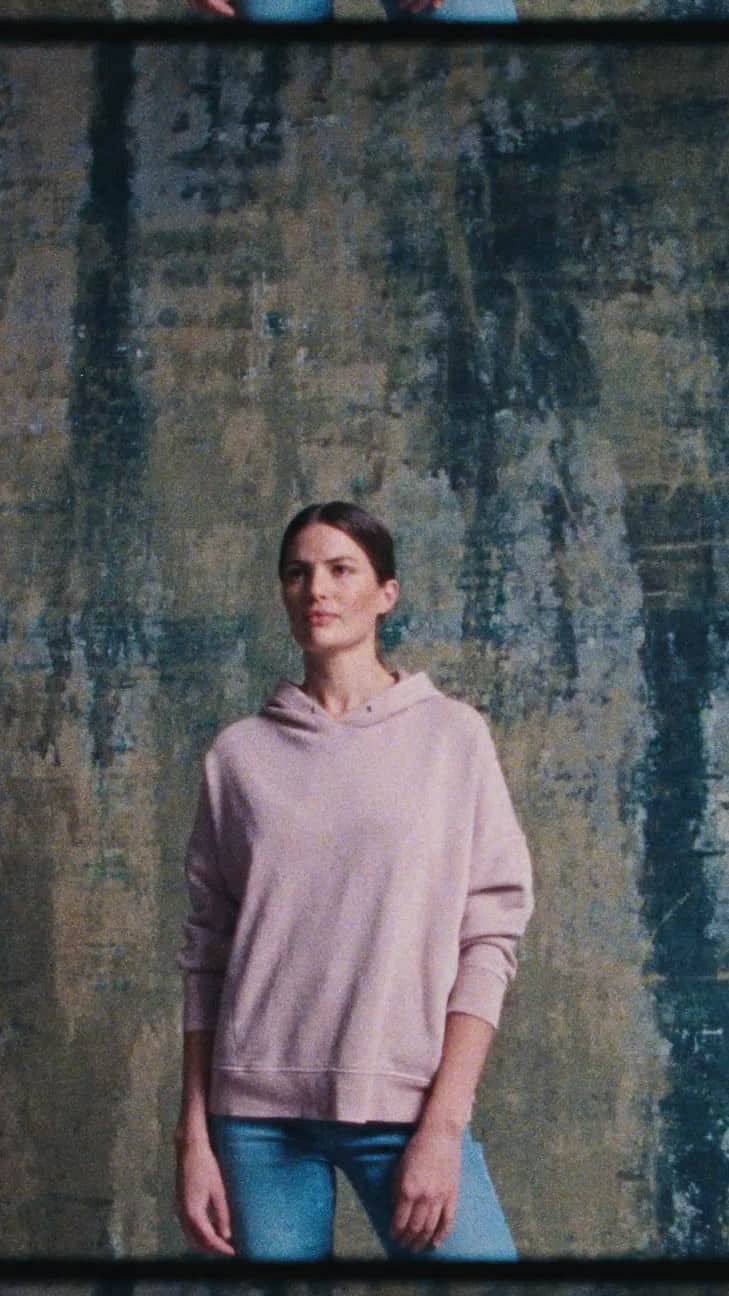 キャメロン・ラッセルのインスタグラム：「During this time of uncertainty, I’m proud to be a part of this effort to protect the rights of garment workers. Today, as so many big retailers cancel orders to save money, we are reminded again of how unfairly the most vulnerable workers carry the fashion industry on their shoulders. As covid19 rocks every corner of our industry, these workers face the greatest risks -- loss of wages, stability, and access to vital resources and medical care -- so shareholders can protect profits. Today I join @FairTradeCertified, stylist @rachaelwangstudio and other prominent female advocates to spotlight the women who make up nearly 80% of the garment industry. When you buy #FairTradeCertified clothing, or advertise it, or when your brand seeks the certification, you are helping to support the lives and dignity of the people who make our clothing.  #WeWearFairTrade  #WhoMadeMyClothes  Incredible CAST of leaders: @dressupwithjess @_nasreensheikh @alexandriav2005 @remakeourworld  @sustainablebk @whitneyrmcguire @dominiquedrakeford  CREATIVE TEAM @isabelelenagarcia @yasminekenawi , @ktmell on makeup, @therealamyfarid on hair, DP @tyhaft , Gaffer @eric_hora , First AC @mrdingwall , Second AC @geekified , Color @jaimeoshow , @stevecozz , @jeanjarvis & @benjamindobson at @area1202 and @emilyhyuna & @t0tsee at @paulandwilliams, directed by @daniel.navetta at @byt.nyc」