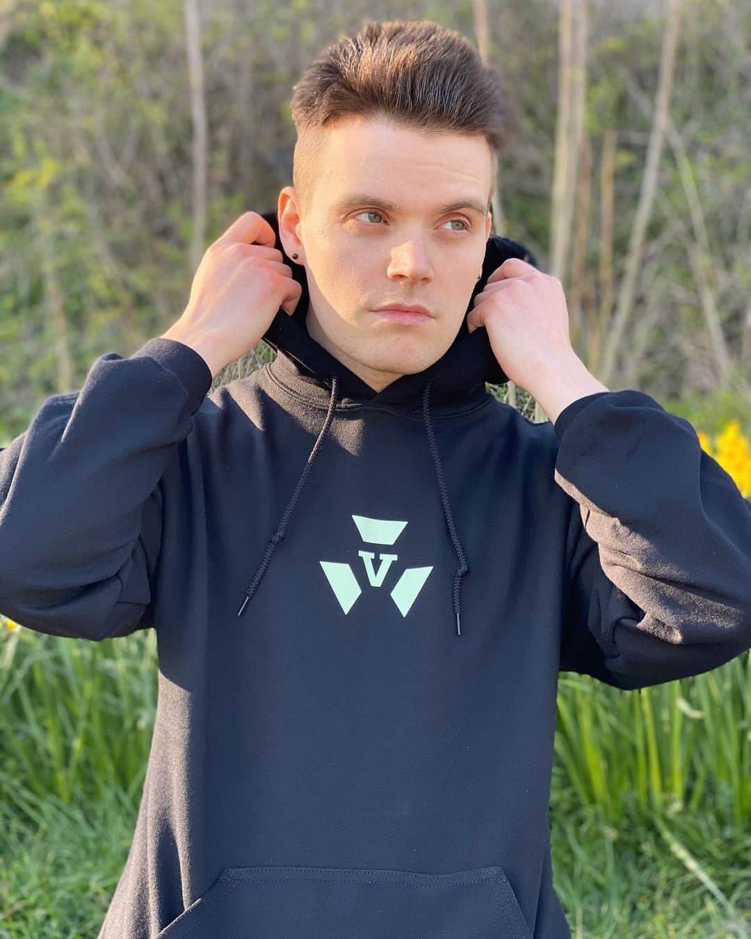 iBlaliのインスタグラム：「Seit heute gibt's im iB-Shop neuen limitierten Merch zu kaufen: "Glowing V Hoodie" & "Glowing V Shirt" (ja, das Logo nimmt Sonnenlicht auf und leuchtet im Dunkeln!) Die sind vorerst nur im April verfügbar, je nach dem wie es ankommt drücken wir mehr. Viel Spaß mit dem Stuff <3 www.iblalishop.de #werbung」