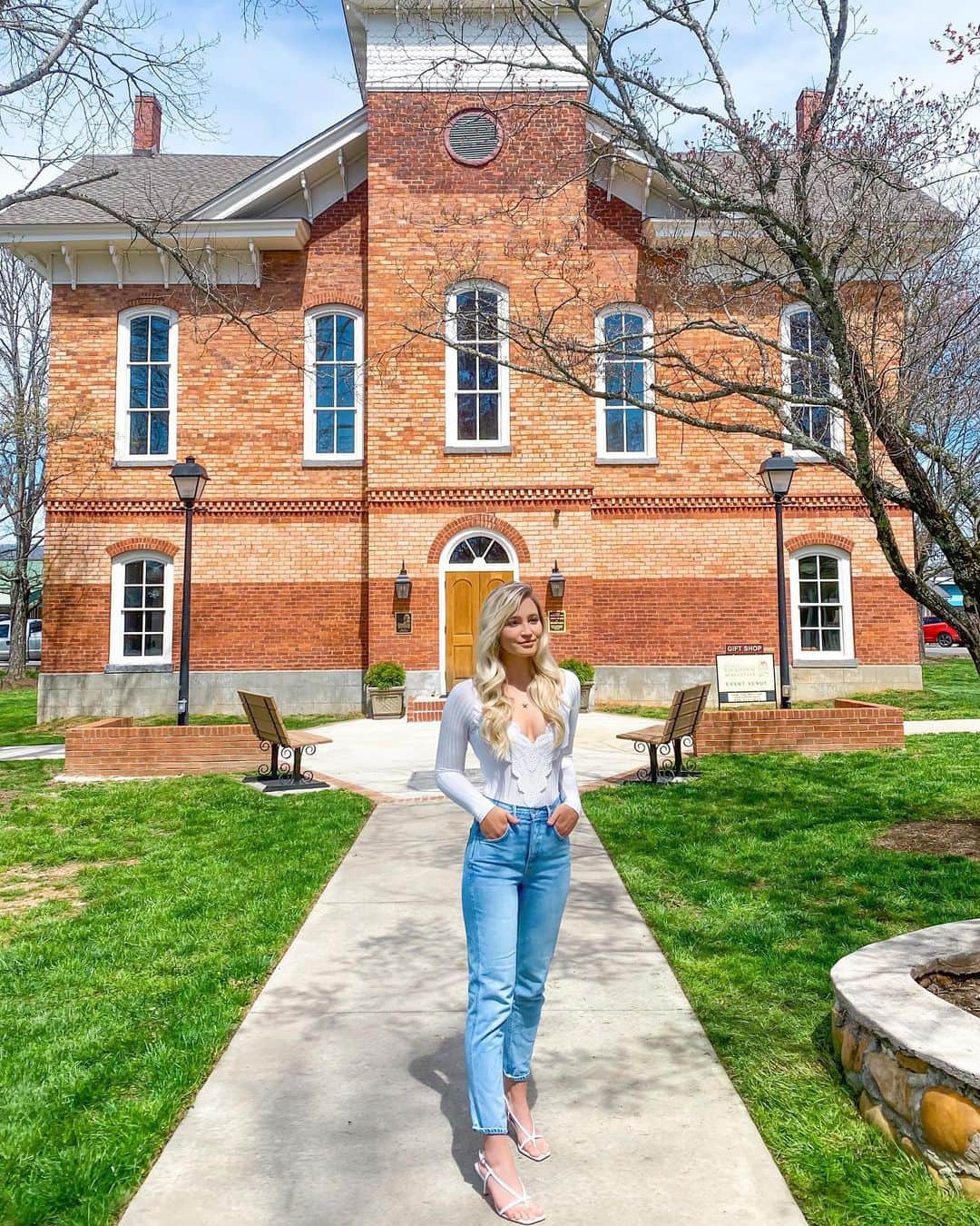 サシャ・カリスのインスタグラム：「Love this old building we found 😍 Whoever can guess what this building was historically goes on my story! ⬇️」