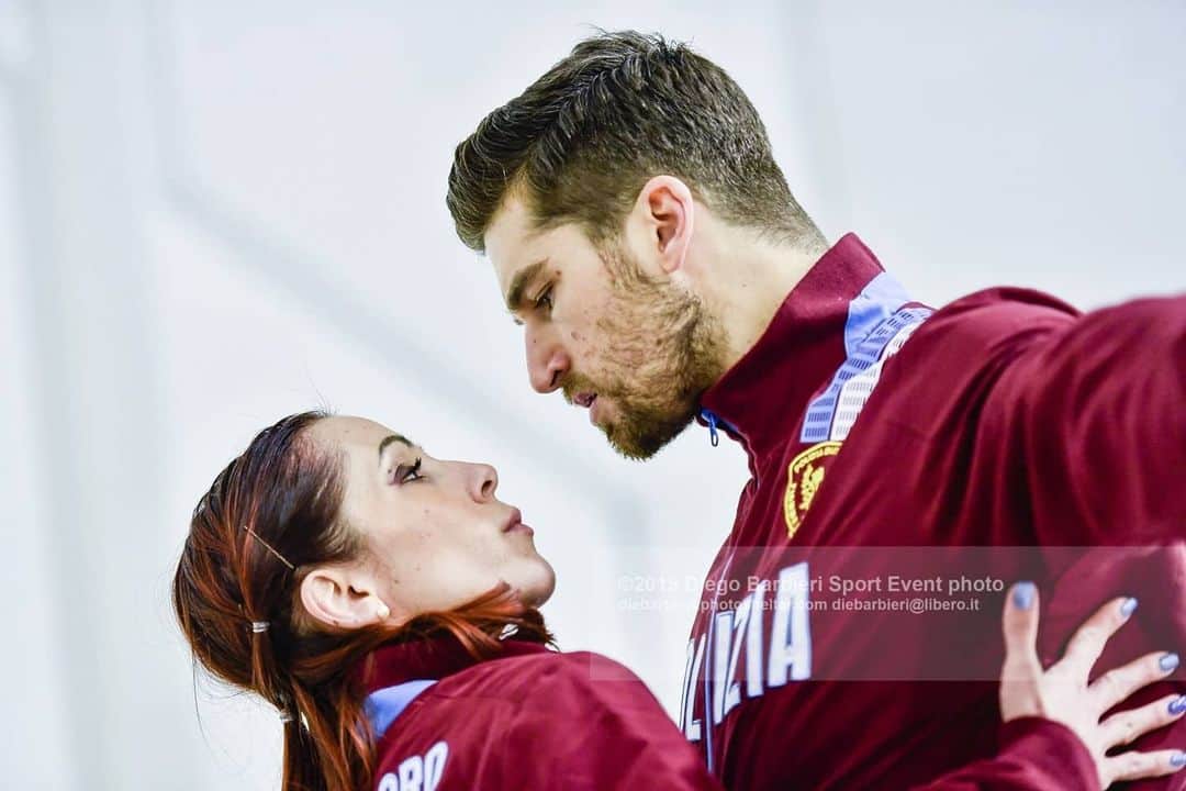 ニコーレ・デラ・モニカのインスタグラム：「Oggi è la giornata mondiale dello sport e io voglio fare a tutti gli atleti un grandissimo augurio e dirvi di tenere duro, sosteniamoci tutti anche se da lontano e vedrete che ne usciremo forti 💙  Ph @diebarbieri3 #internationaldayofsport #distantimauniti #fiammeoromoena #poliziadistato #giornatainternazionaledellosport  #love #figureskating」