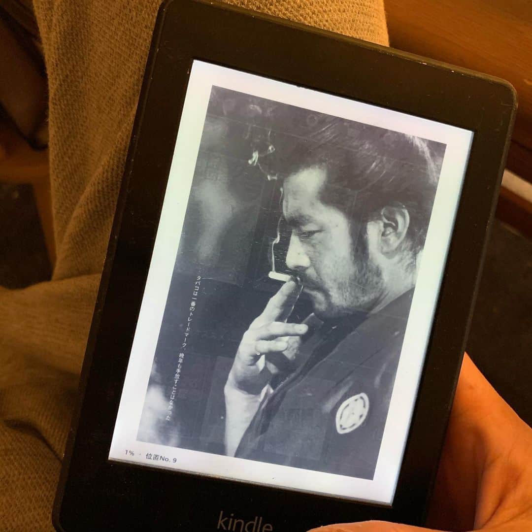 前川泰之さんのインスタグラム写真 - (前川泰之Instagram)「ゆっくり本を読んだり映画を見たり。今こそ楽しもうと一人の役者さんにフィーチャーしてみました。生きていたら今年で生誕100年という三船敏郎さん。『MIFUNE  the LAST SAMURAI』というドキュメンタリー映画を見て改めて魅力と存在感に圧倒され、過去の数々の名作映画(僕はいま『黒部の太陽』)を見たり、エピソードを纏めた本『サムライ　評伝　三船敏郎』(電子書籍)も買って読み始めました。 堪らんす。男が惚れる男。こうなりたい。 さて、また本読んで寝よ。おやすみ😴  #おやすみ　#三船敏郎さん」4月7日 0時46分 - maekawa_yasuyuki_official