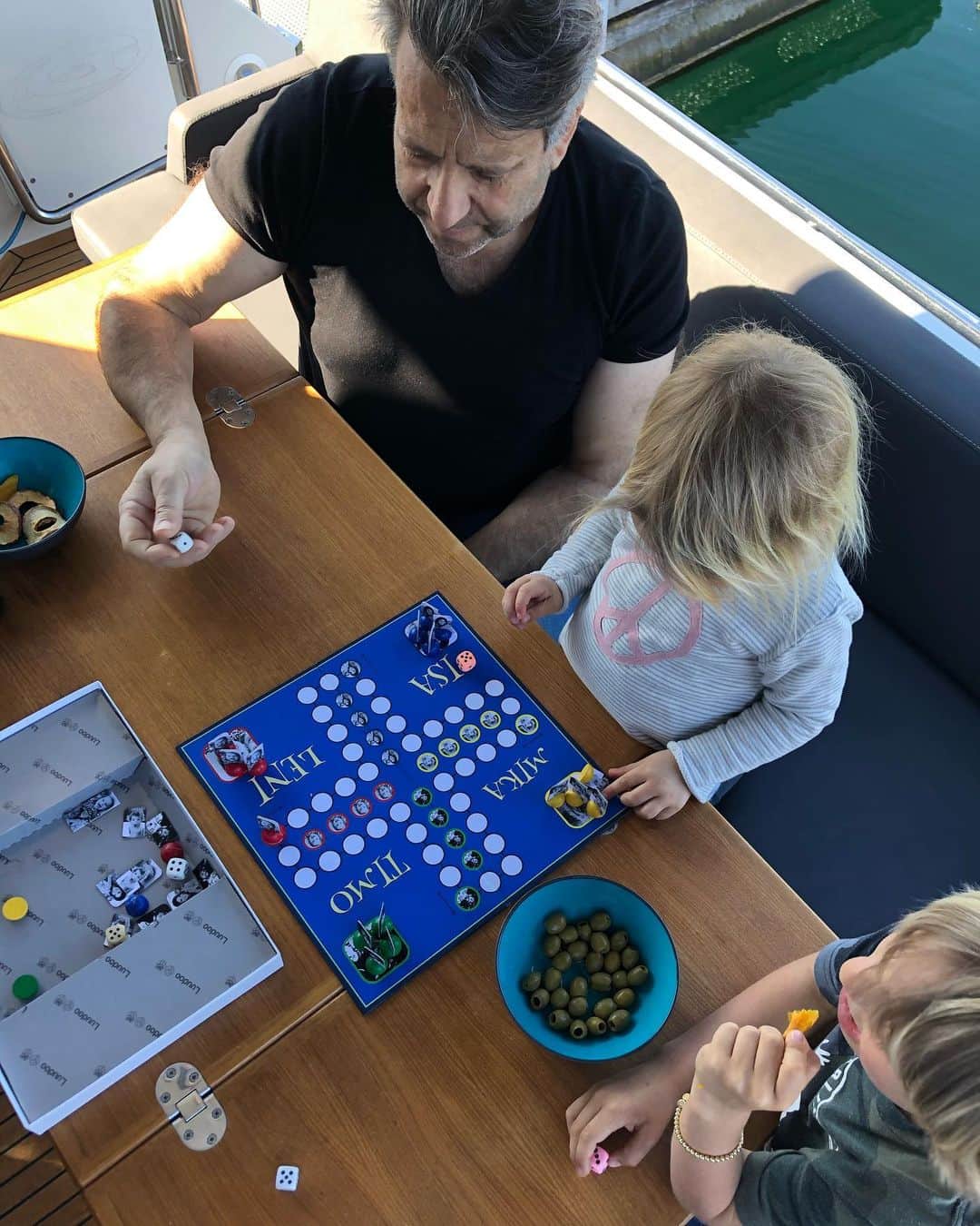 のインスタグラム：「Time to play some games @thomasglassing is having a close fight with Mika... daddy is far behind」