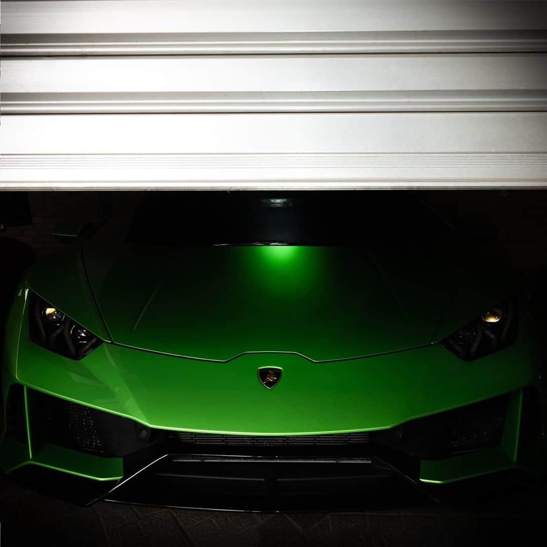 ランボルギーニさんのインスタグラム写真 - (ランボルギーニInstagram)「Things of beauty glow even in the darkest times.  A true Super Sports Car anticipates your desires, uses state-of-the-art technology, and maintains the iconic Lamborghini DNA. A dream, like our client's Huracán EVO, keeps us going and makes us hopeful about the future. Stay safe and indoors!  #Lamborghini #HuracanEVO #EveryDayAmplified #IoRestoAcasa #StayHome #KeepItParked」4月7日 1時00分 - lamborghini