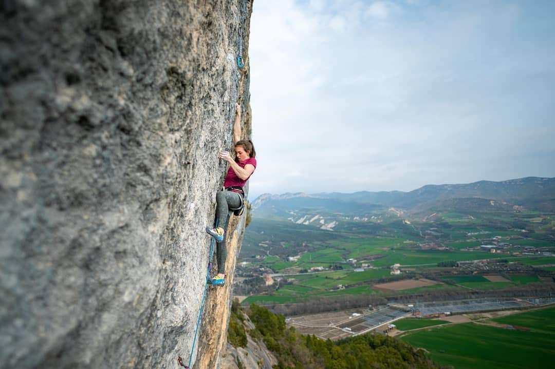 ペイジー・クラッセンのインスタグラム：「How's everyone doing out there? What's keeping you motivated while we're all locked up (or down?)? 🥧, 🏃‍♀️, or 🛌 snoozing?  Here's one of my favorite routes from our short time in Oliana last month - Mon Dieu. I'm a real limestone nay sayer (nay slayer?), but this is limestone at its finest - perfect flow on technical rock.  Pictured are my verrrrry favorite tights, the @eddiebauer Trail Tight Leggings 👖. These have become my go-to climbing uniform, but also my quarantine uniform of choice. No stretching out between washes, no 🧁top, no pill💊ing, and no 🐫🦶! Check 'em out!  Photo 📸 by @arjandekock #LiveYourAdventure」
