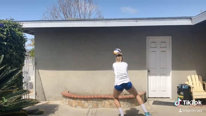 エイプリル・ロスのインスタグラム：「🎉⭐️GIVEAWAY ALERT⭐️🎉 ⛔️🚫❌CLOSED❌🚫⛔️ ⠀⠀ I know it can be hard to get 🏐 reps right now so I came up with some drills that all of us can do solo with just a ball and a wall 💪🏼😊 I hope you enjoy!💕 ⠀⠀ If you ALSO want a chance to win an item of your choice from my AR collection with Mizuno (link in bio), here’s how to enter: ⠀⠀ 1️⃣ Tag two friends & challenge them to do one of these drills 👊🏼 2️⃣ Post a video on your story or feed of you doing one (or more) of these drills 3️⃣ Tag me & @mizunovolleyballnorthamerica AND add #BallAllApril *if your account is private, DM me a copy of your post to enter 🙏🏼 ⠀⠀ I’ll pick at least 3 winners this weekend!🐰🐥🎀🍭 ⠀⠀ (Shipping only available to U.S. addresses)」