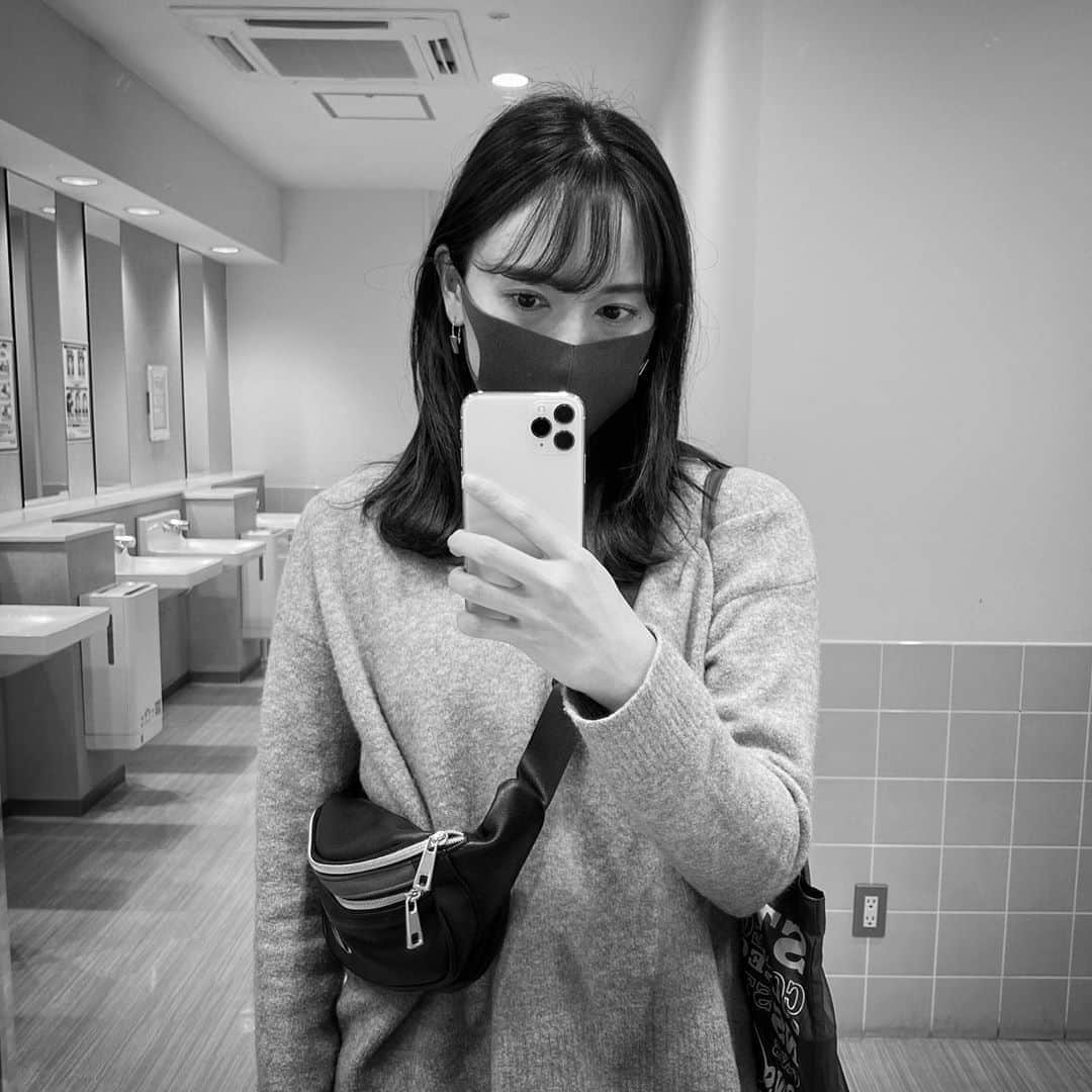 松本リコのインスタグラム：「・ ・ ・ ・ 週一の買い出し。 ・ ・ ・ #japanesegirl #japangirl  #japanesemodel #japanmodel #yahoo #お洒落 #インスタグラマー  #インフルエンサー #撮影 #ハーフ顔 #ハーフモデル #fashion #通販モデル #ファッション #楽天 #通販 #自粛生活 #心配」