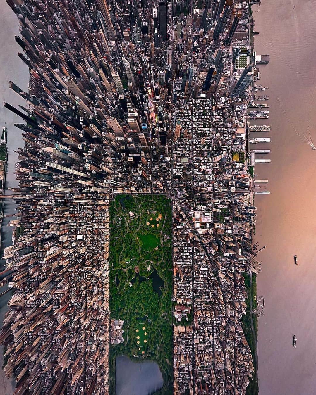 Earth Picsさんのインスタグラム写真 - (Earth PicsInstagram)「New York stay strong! Sending you LOVE from LA! Stay home, stay safe 🏙 Photo by @lensaloft」4月7日 1時34分 - earthpix