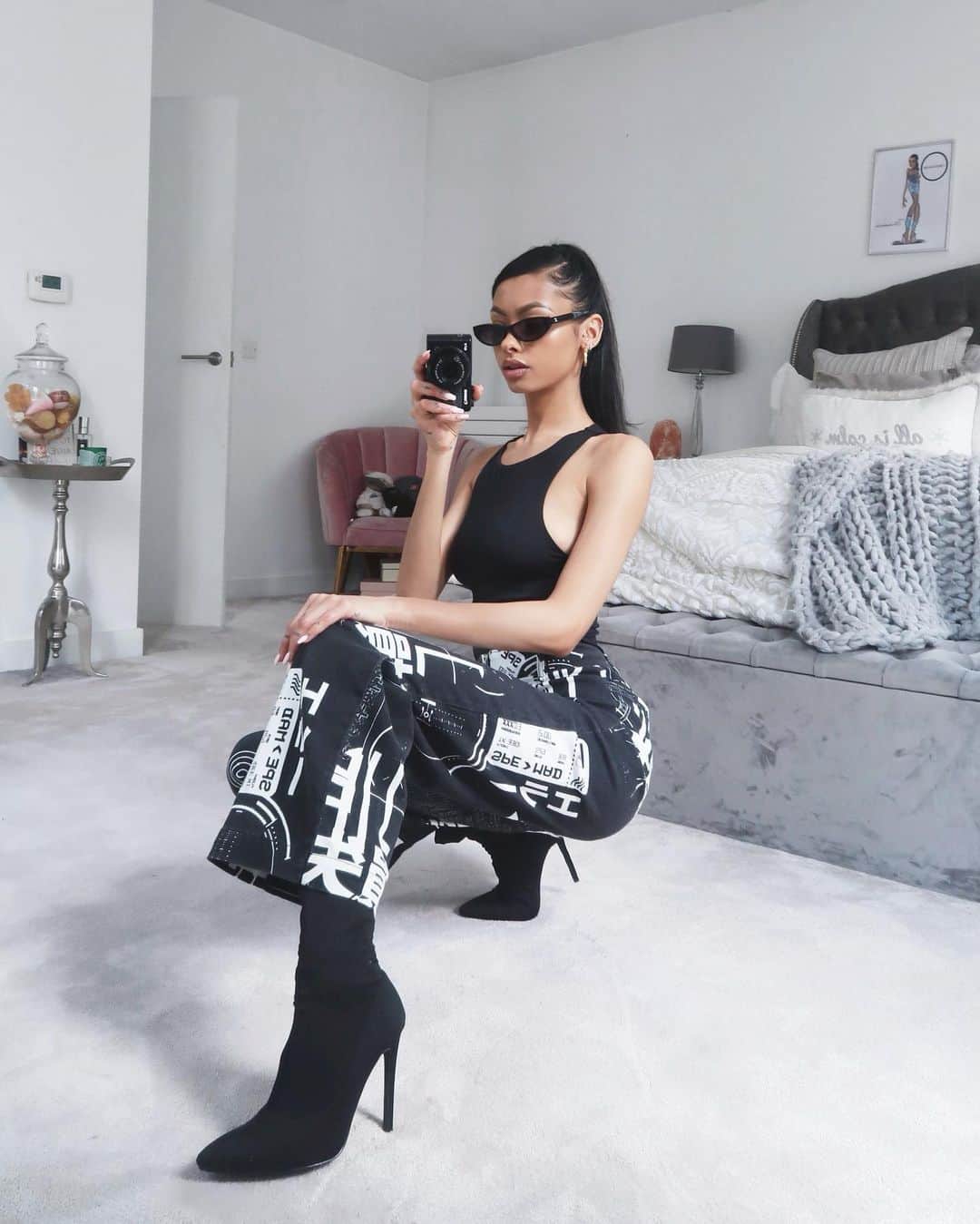 ジェイデ・ピアスのインスタグラム：「New fav jeans! | 🖤 Top - @zara Jeans - @dollskill Shoes - @simmishoes Glasses- @chanelofficial」