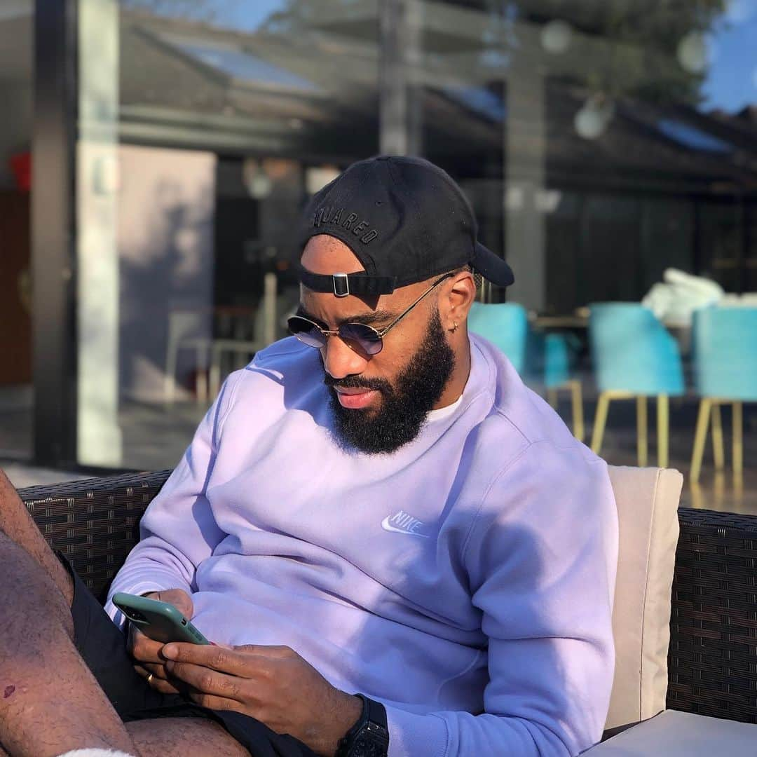 アレクサンドル・ラカゼットさんのインスタグラム写真 - (アレクサンドル・ラカゼットInstagram)「Chilling 🤙🏾📱」4月7日 1時54分 - lacazettealex