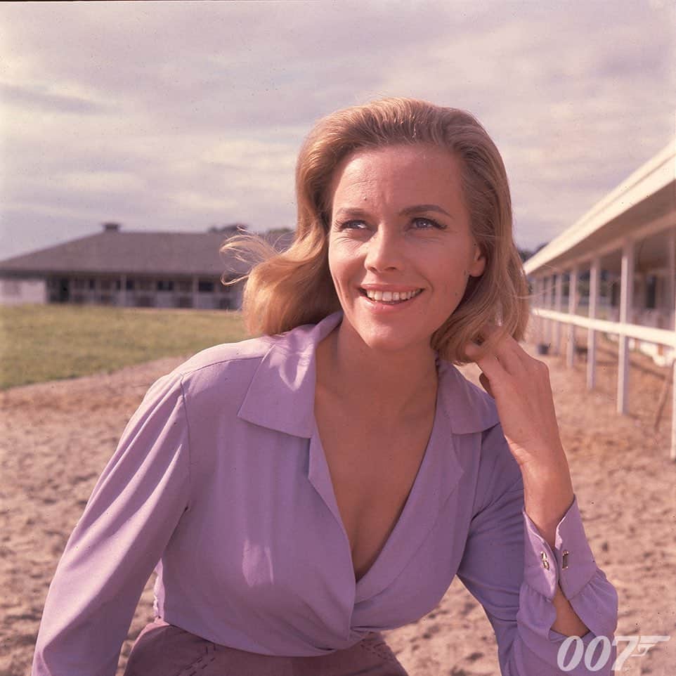 James Bond 007さんのインスタグラム写真 - (James Bond 007Instagram)「“Today we mark the passing of a film icon, Honor Blackman who shall forever be remembered as Pussy Galore in Goldfinger. She was an extraordinary talent and a beloved member of the Bond family. Our thoughts are with her family at this time.” Michael G. Wilson and Barbara Broccoli.」4月7日 2時16分 - 007