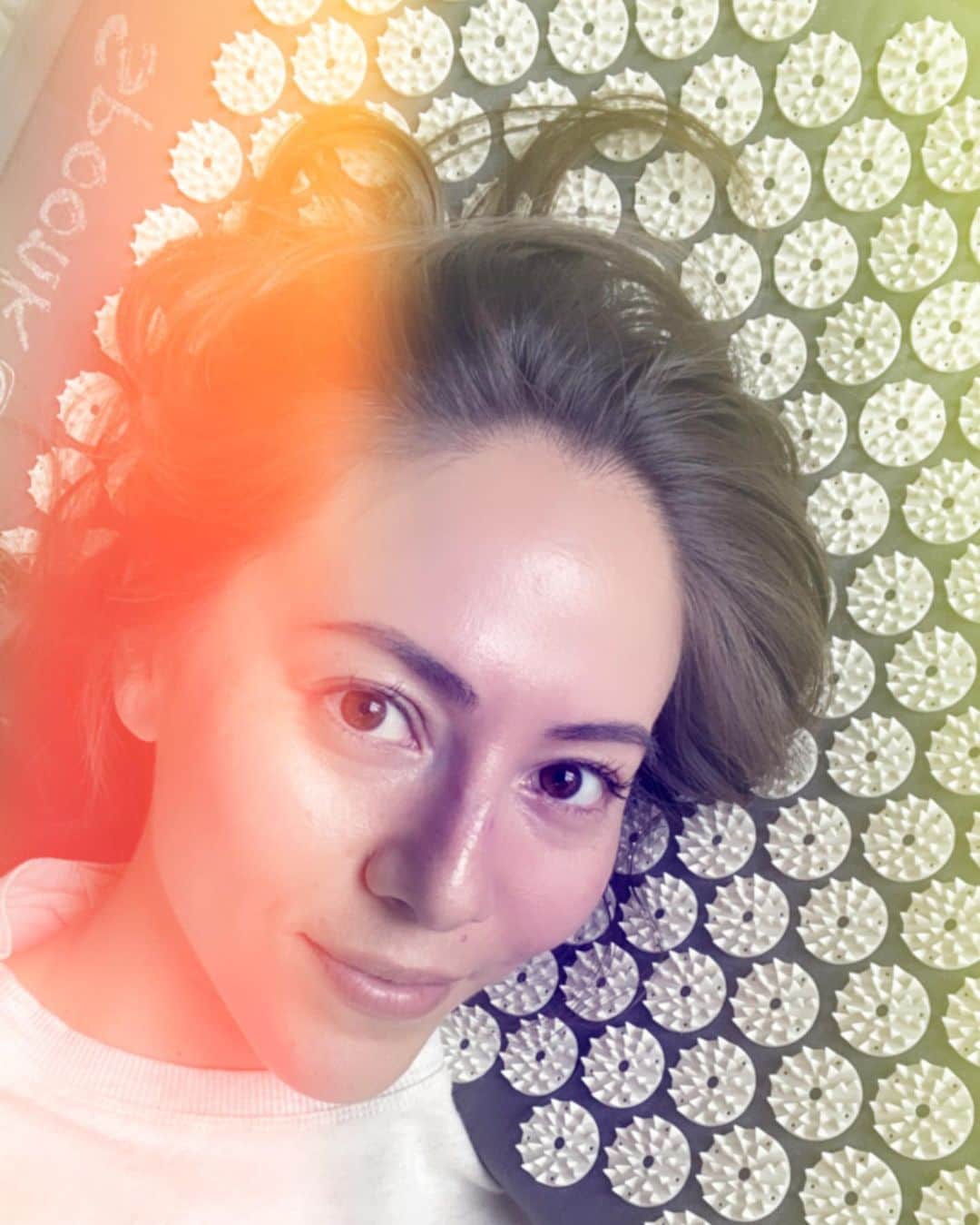 のインスタグラム：「My stress relief @spoonkspace  All you have to do is to lie down and relax on it, it works wonder for me! ✨✨ 自宅隔離を始めて24日目。 健康とはいえ、眼に見えないウイルスや一緒に住んでる家族以外とは会えなかったり、今までのように外出を楽しんだりする事が出来ない日々が当たり前になった今日この頃。  家の中で楽しく過ごしていても、やっぱりストレスは溜まるもの。子供が昼寝してる間や夜の睡眠前に私が使っているのはこのマット！このマットの上で横になるだけで指圧ポイントを刺激してストレスの軽減やリラックス効果を高めてくれます。 頭痛がする時は頭にも！ 最初は少し刺激が強く感じるかもしれませんが少しするとなれます。睡眠の質もあがるのでお勧めです😊😊 ヨーロッパを始め、アメリカでもここ1ヶ月で非常事態宣言や外出禁止令が出始めましたが、日本ではこれからみたいですね。 いまだにお店やレストランが開いていたり、気にせず今まで通り外出してる人が沢山いたり。 世界中で何が起こっているのか知っている人がほとんどだと思いますが、#stayathome とか　#quarantine #おうち時間　とか率先して書いてる人ほど外出してる現実。stay homeといいながら普通に出かけていたり、出かけた後に#自粛　したり。。なんだか流行ってるからハッシュタグしてるような。 Stay homeの意味は必要以外はなるべく外出しないこと。 Self quarantine の意味は自分がウイルスを持っているかどうかわからないから、一緒に住んでいる人（家族•友人）以外とは接触を控え自宅待機すること。  一人ひとりに出来るとこを今から始める。  日本を始め、世界中で安心•安全、平和な日が1日でも早く戻ってきますように。  Please #StayHome」