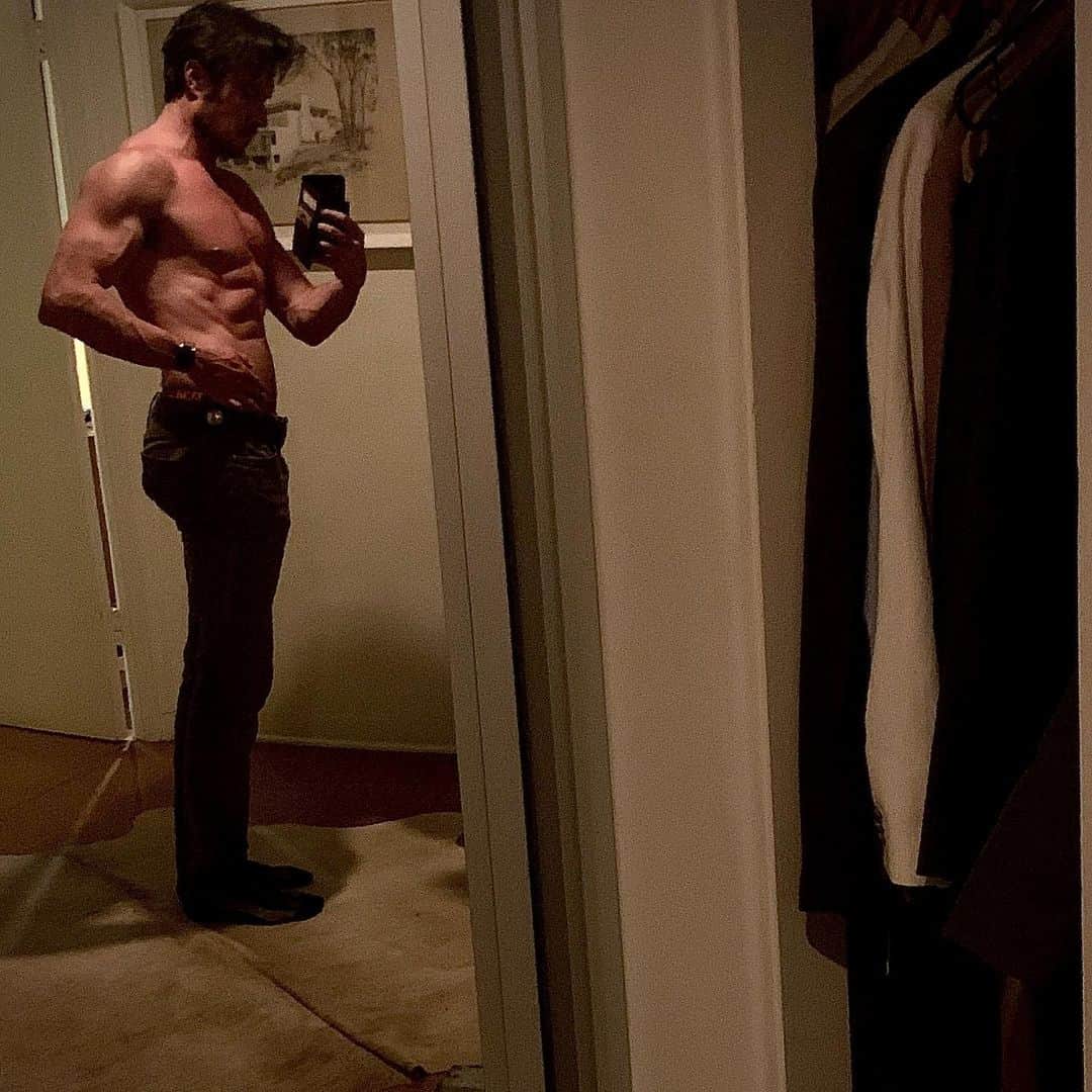 ヒース・フリーマンのインスタグラム：「I know it’s hard to get motivated to do any physical activity during this time but it’s crucial for your mental health and your immune system. Make a home gym, do zoom classses you’ve never done before.  If you do I promise I’ll do more squats.  2nd pic was me exactly ten years ago. My yoga teacher calls it my Post Malone days. #chickenlegs」