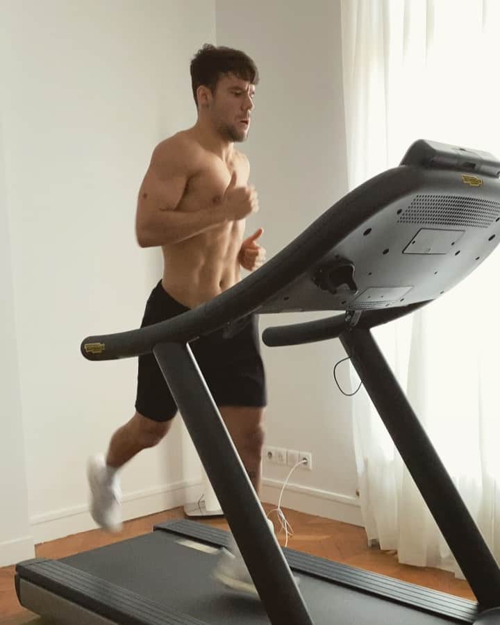 のインスタグラム：「Staying fit at home! @adidasparis @adidasfootball  #homeTEAM」