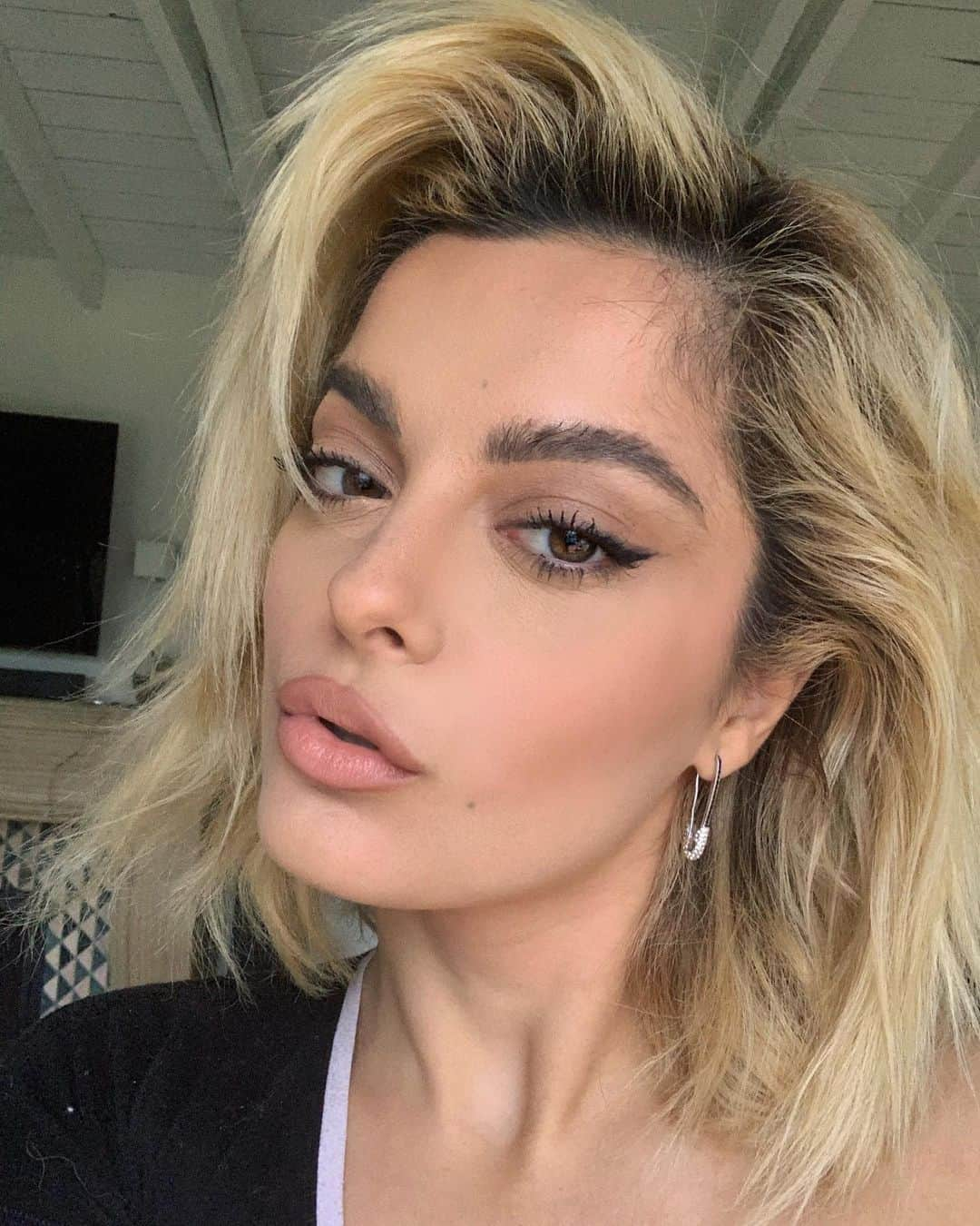 Bebe Rexhaさんのインスタグラム写真 - (Bebe RexhaInstagram)「So bored, that I did my own makeup. 80s inspired eyebrows and 90s inspired colors. What you think?」4月7日 2時33分 - beberexha